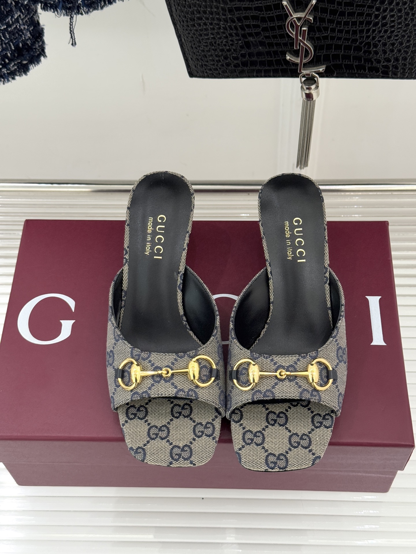 Gucci/古驰26WF春夏新品马衔扣鱼嘴粗跟拖鞋以时光为经纬 以自由为针线将品牌「随性的华美」具象为足
