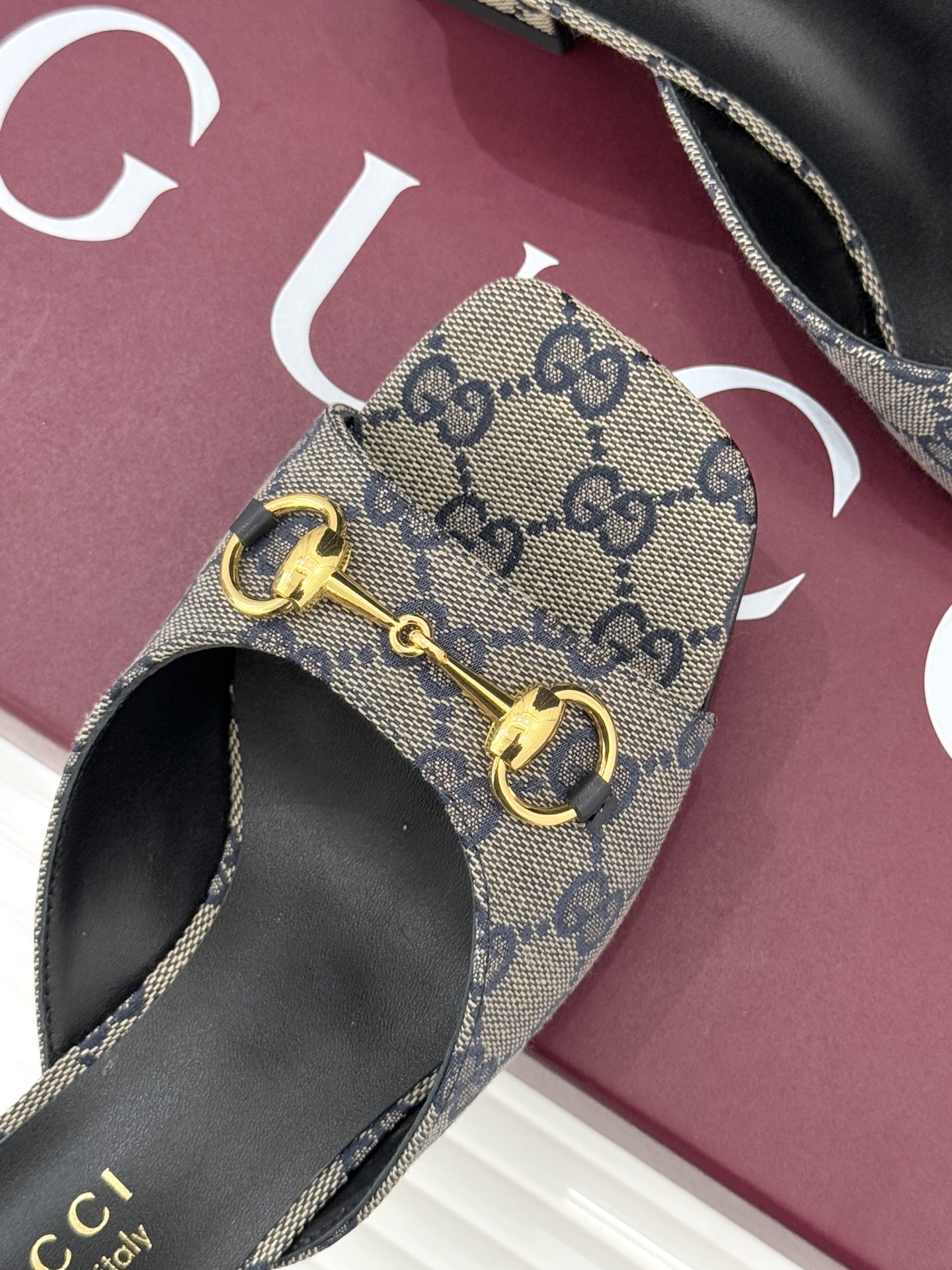 Gucci/古驰26WF春夏新品马衔扣鱼嘴粗跟拖鞋以时光为经纬 以自由为针线将品牌「随性的华美」具象为足