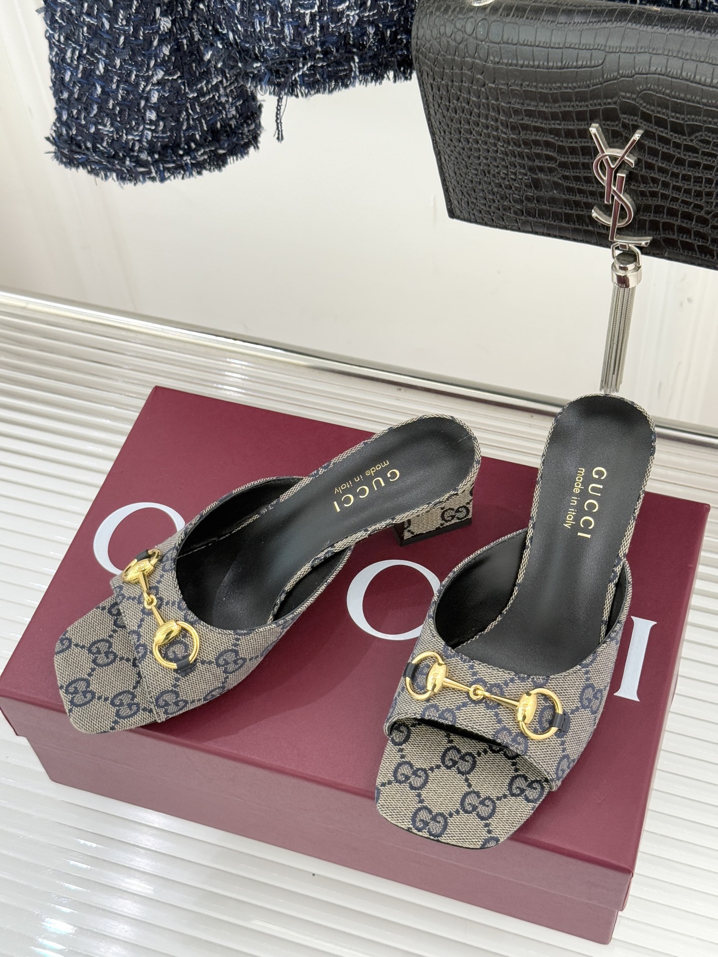Gucci/古驰26WF春夏新品马衔扣鱼嘴粗跟拖鞋以时光为经纬 以自由为针线将品牌「随性的华美」具象为足