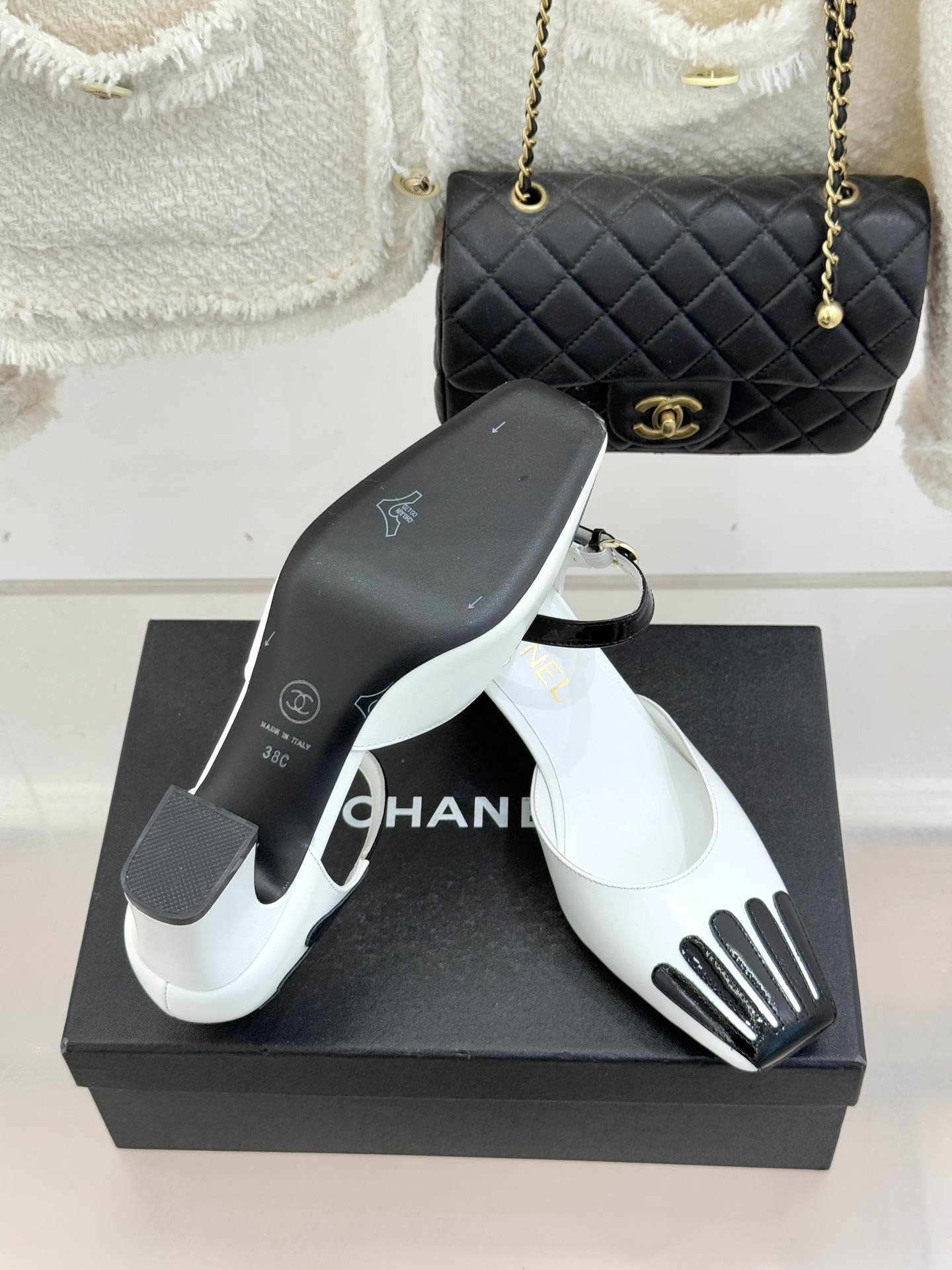 CHANE*｜小香26P新品拼色方头条纹粗跟凉鞋当26P春夏潮流邂逅法式经典这双凉鞋以拼色美学重塑优雅范