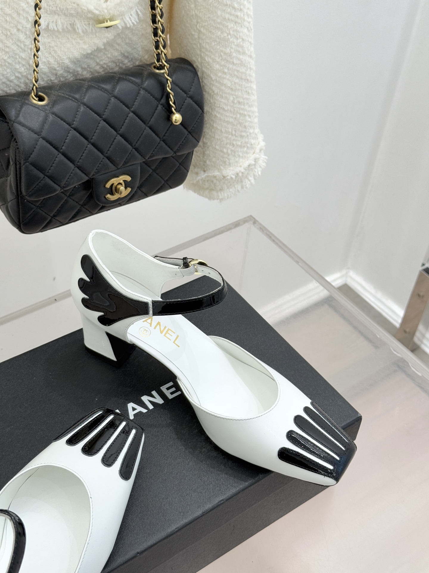 CHANE*｜小香26P新品拼色方头条纹粗跟凉鞋当26P春夏潮流邂逅法式经典这双凉鞋以拼色美学重塑优雅范