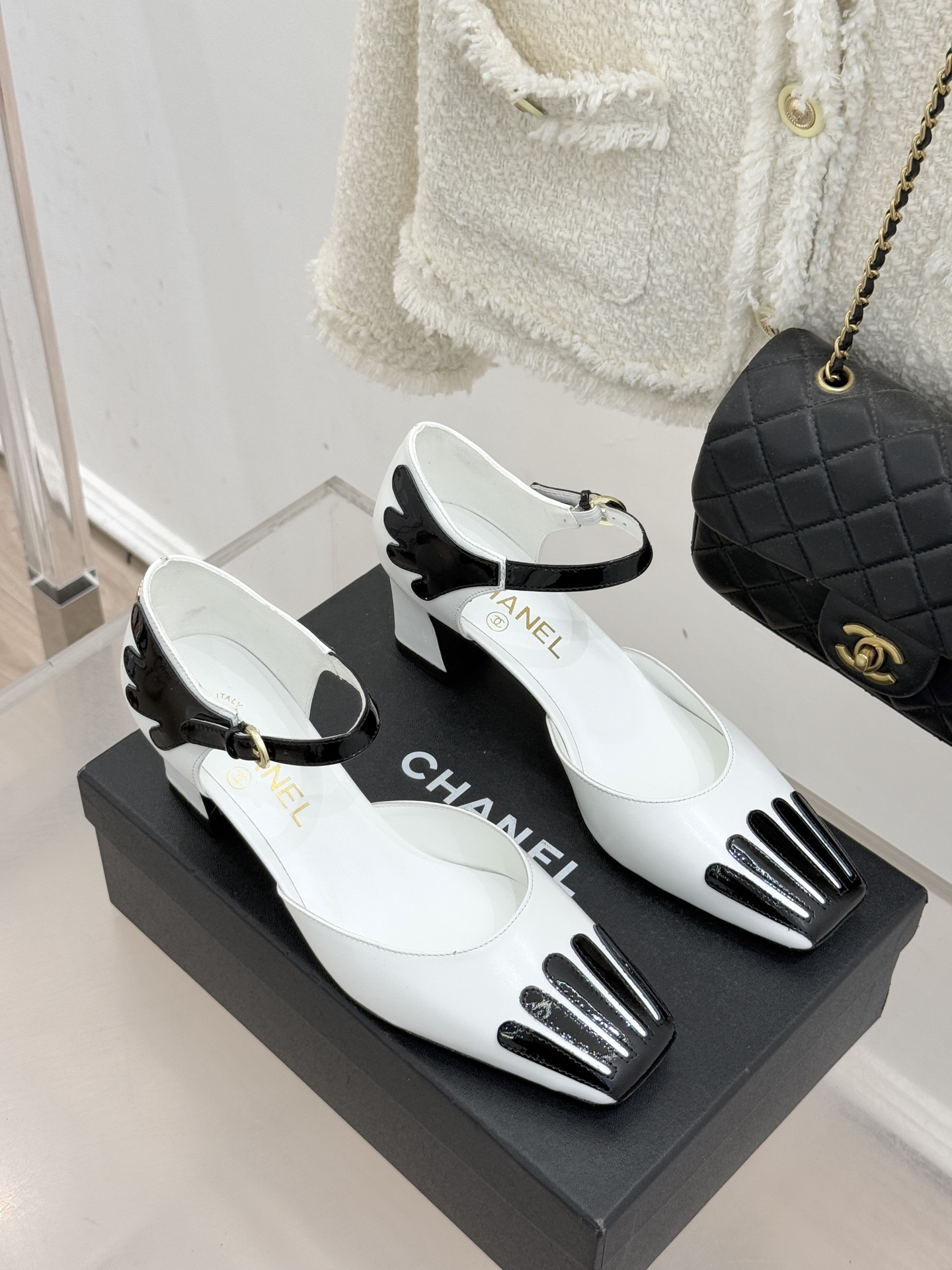 CHANE*｜小香26P新品拼色方头条纹粗跟凉鞋当26P春夏潮流邂逅法式经典这双凉鞋以拼色美学重塑优雅范