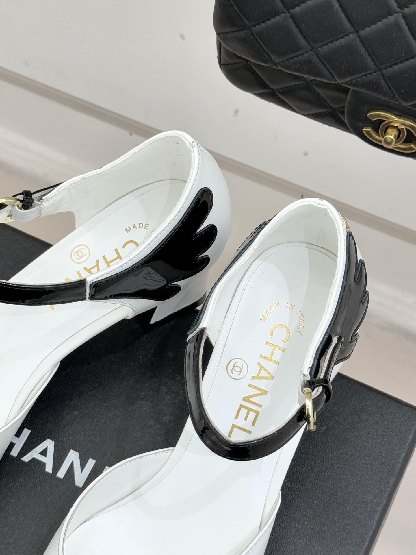 CHANE*｜小香26P新品拼色方头条纹粗跟凉鞋当26P春夏潮流邂逅法式经典这双凉鞋以拼色美学重塑优雅范