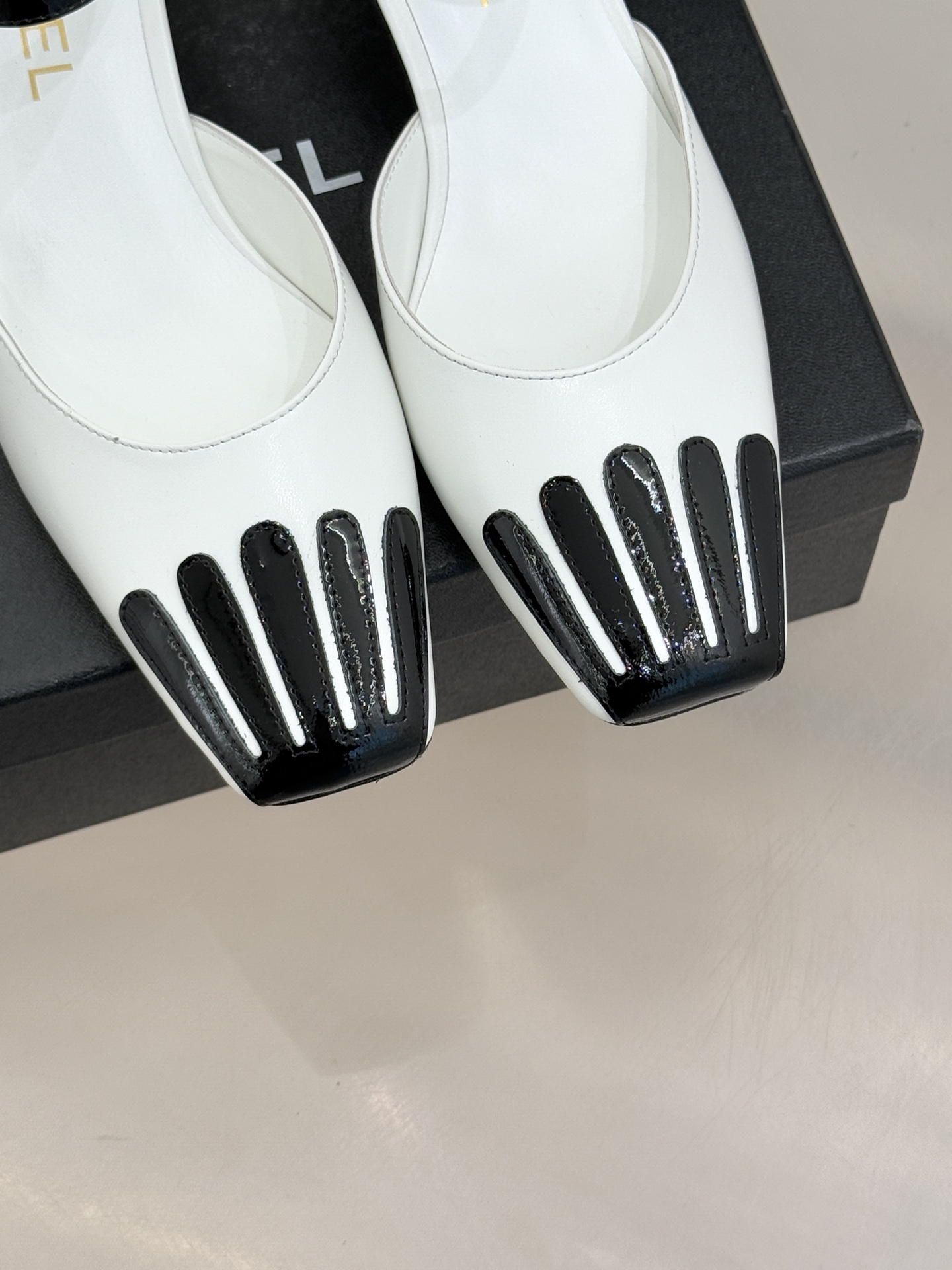 CHANE*｜小香26P新品拼色方头条纹粗跟凉鞋当26P春夏潮流邂逅法式经典这双凉鞋以拼色美学重塑优雅范