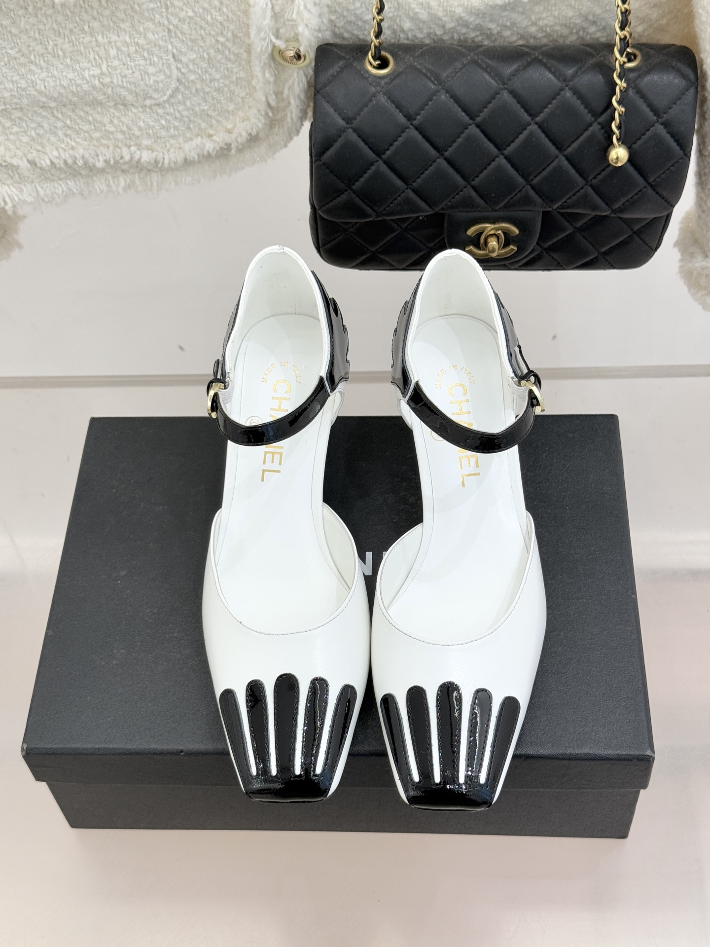 CHANE*｜小香26P新品拼色方头条纹粗跟凉鞋当26P春夏潮流邂逅法式经典这双凉鞋以拼色美学重塑优雅范