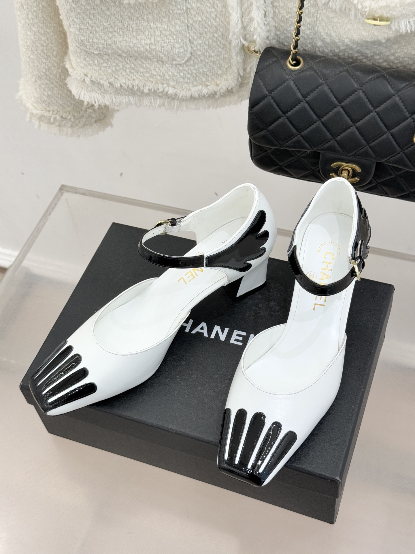 CHANE*｜小香26P新品拼色方头条纹粗跟凉鞋当26P春夏潮流邂逅法式经典这双凉鞋以拼色美学重塑优雅范