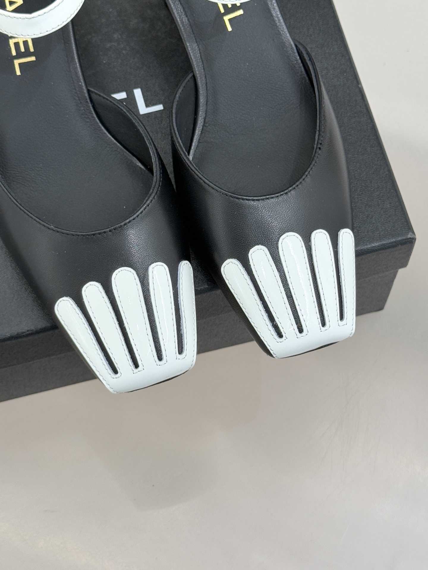 CHANE*｜小香26P新品拼色方头条纹粗跟凉鞋当26P春夏潮流邂逅法式经典这双凉鞋以拼色美学重塑优雅范