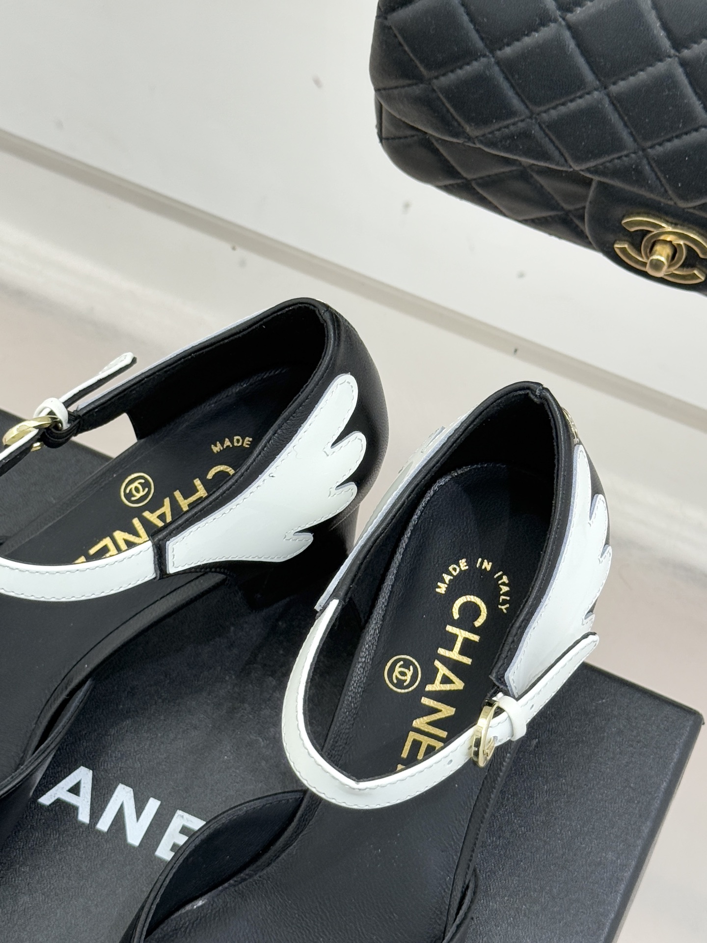 CHANE*｜小香26P新品拼色方头条纹粗跟凉鞋当26P春夏潮流邂逅法式经典这双凉鞋以拼色美学重塑优雅范