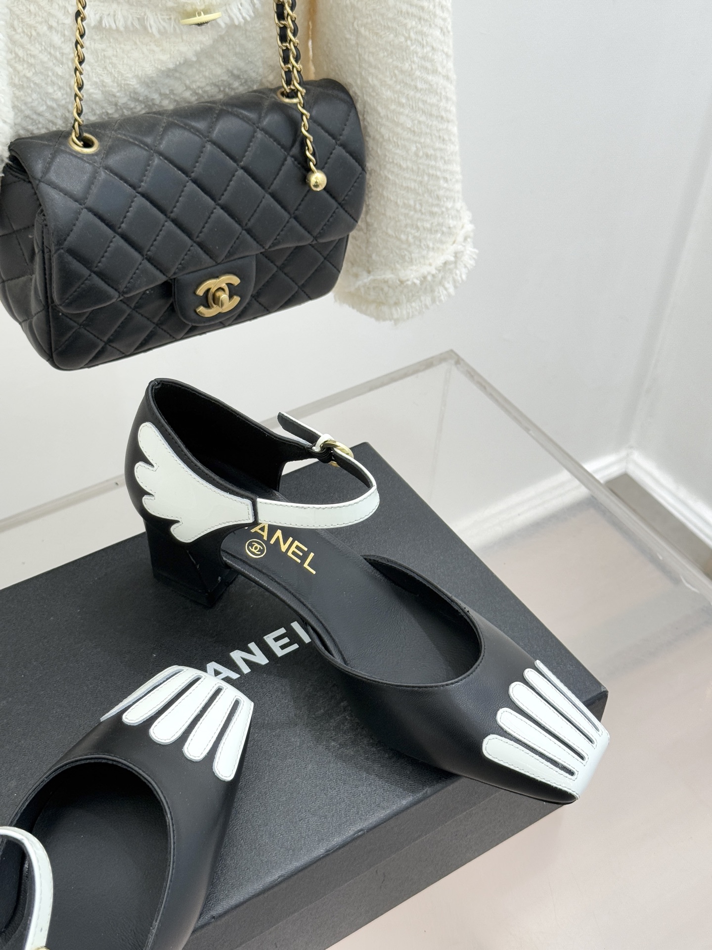 CHANE*｜小香26P新品拼色方头条纹粗跟凉鞋当26P春夏潮流邂逅法式经典这双凉鞋以拼色美学重塑优雅范