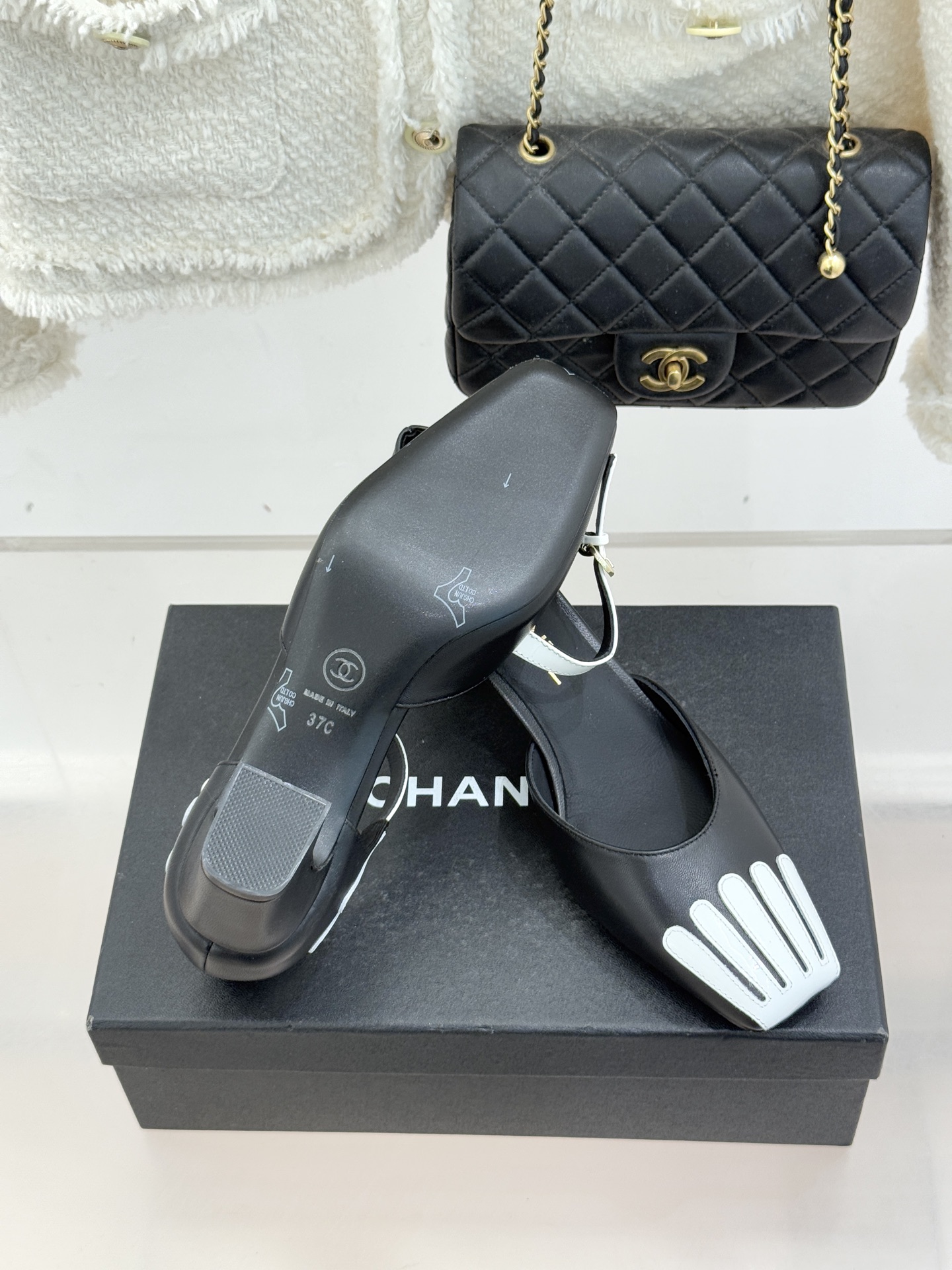 CHANE*｜小香26P新品拼色方头条纹粗跟凉鞋当26P春夏潮流邂逅法式经典这双凉鞋以拼色美学重塑优雅范