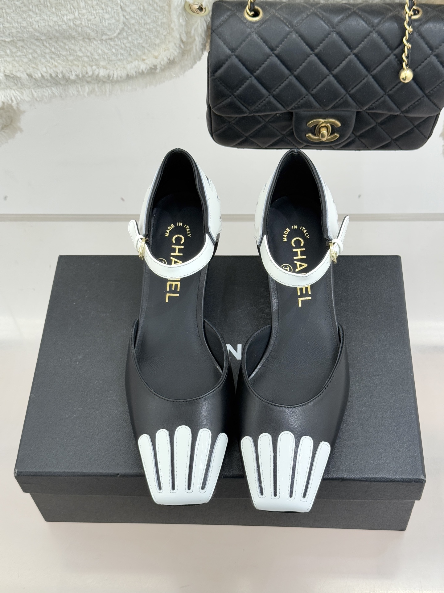 CHANE*｜小香26P新品拼色方头条纹粗跟凉鞋当26P春夏潮流邂逅法式经典这双凉鞋以拼色美学重塑优雅范