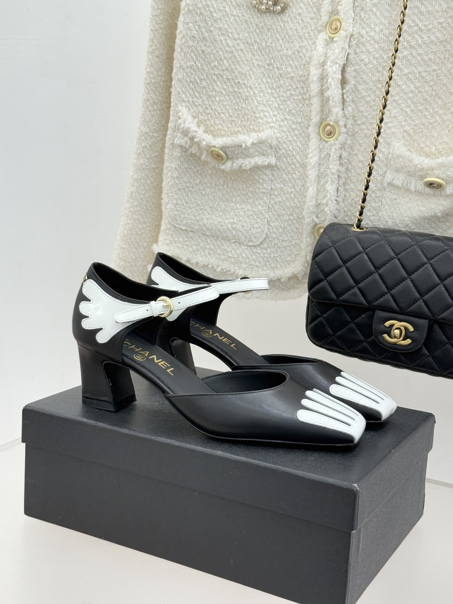 CHANE*｜小香26P新品拼色方头条纹粗跟凉鞋当26P春夏潮流邂逅法式经典这双凉鞋以拼色美学重塑优雅范