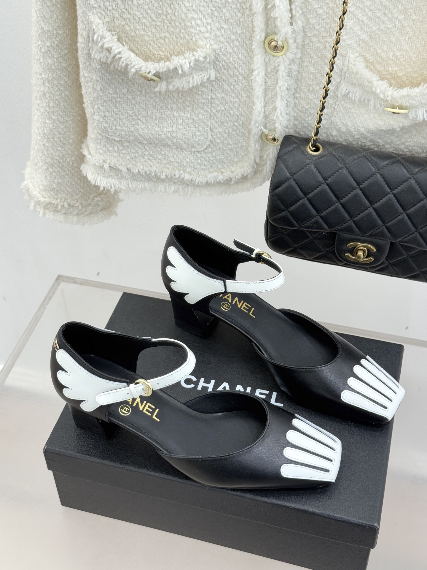 CHANE*｜小香26P新品拼色方头条纹粗跟凉鞋当26P春夏潮流邂逅法式经典这双凉鞋以拼色美学重塑优雅范