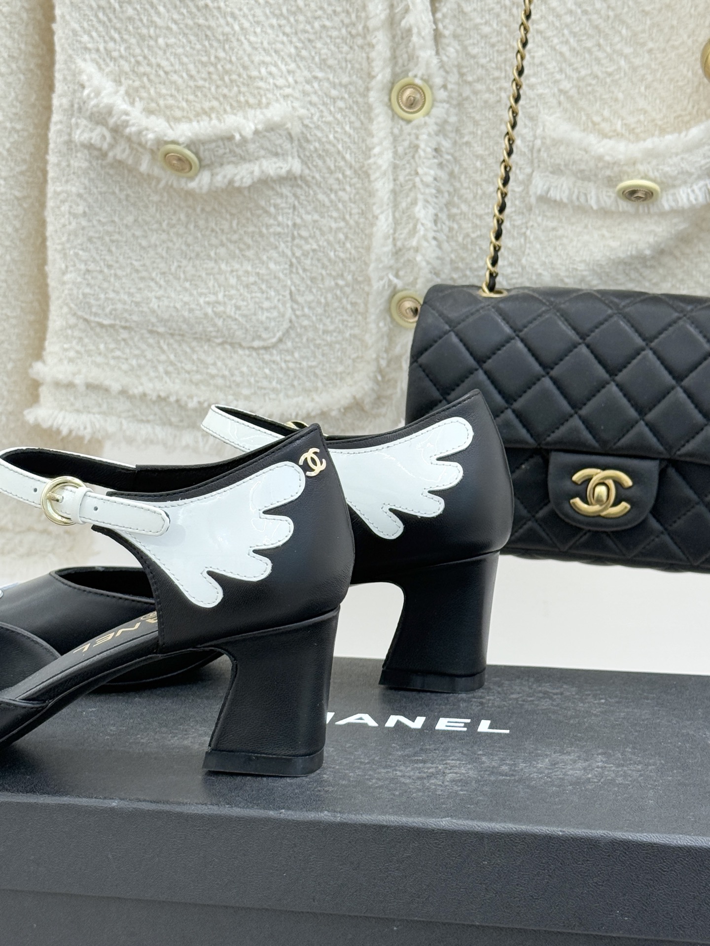 CHANE*｜小香26P新品拼色方头条纹粗跟凉鞋当26P春夏潮流邂逅法式经典这双凉鞋以拼色美学重塑优雅范