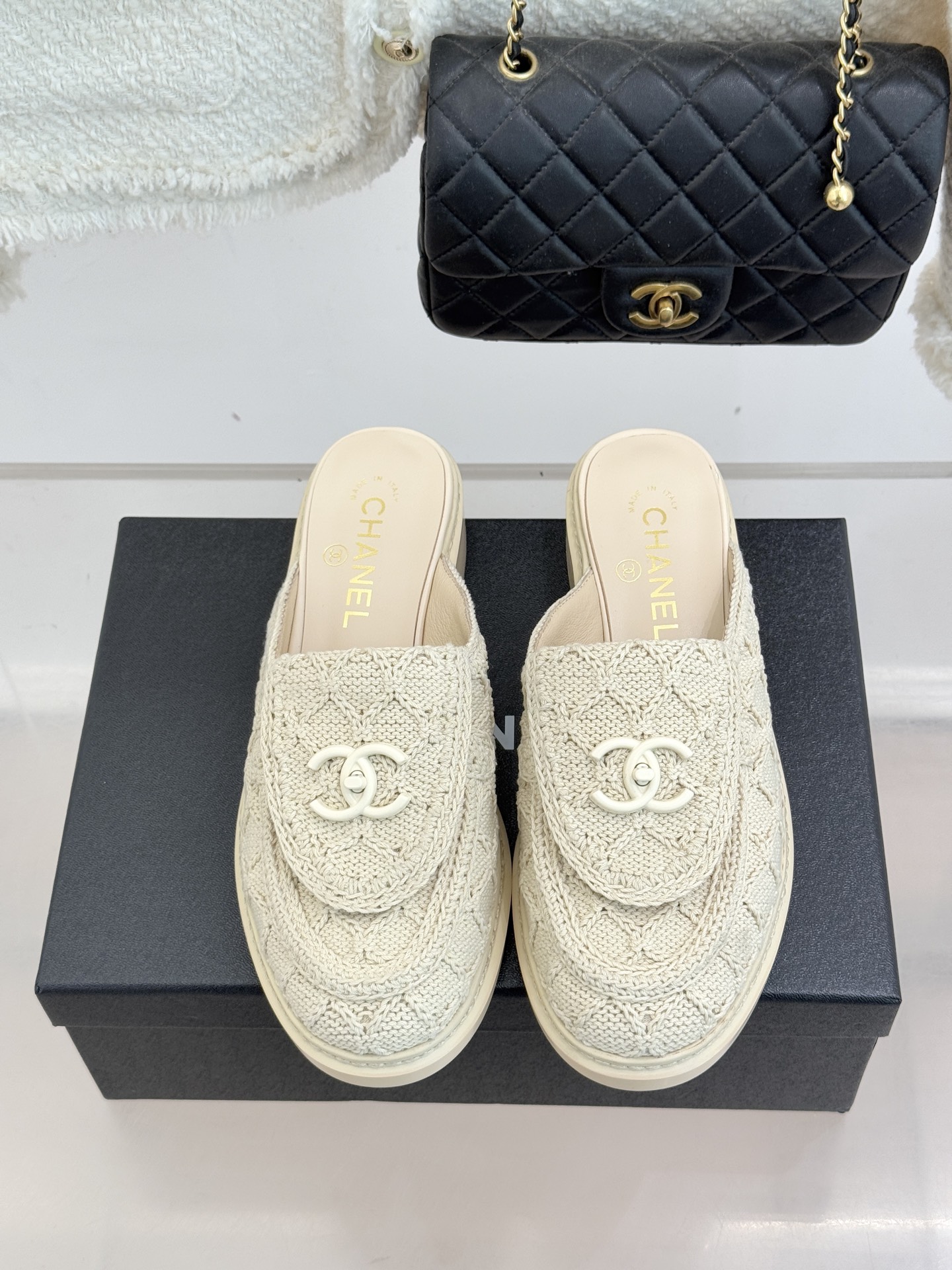 CHANE*｜小香26P新品双C书包扣翻盖针织半拖承袭品牌11.12手袋经典基因这双半拖以针织肌理重塑法