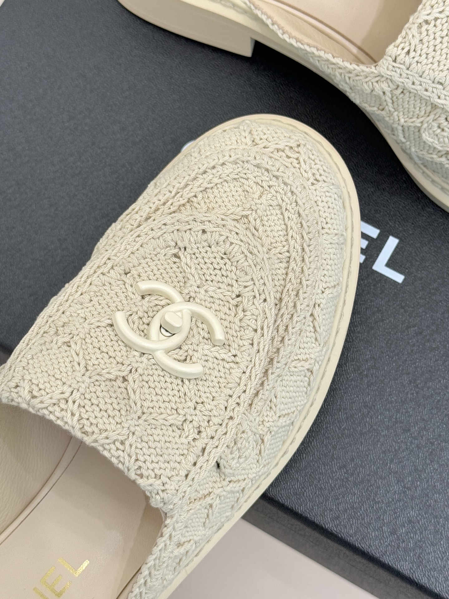 CHANE*｜小香26P新品双C书包扣翻盖针织半拖承袭品牌11.12手袋经典基因这双半拖以针织肌理重塑法