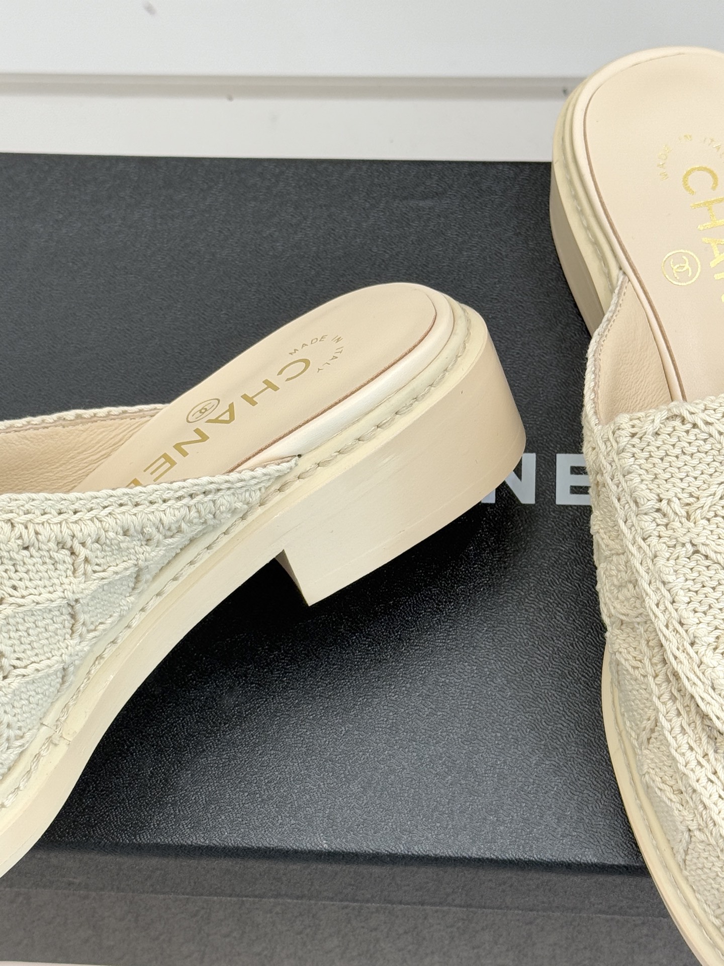 CHANE*｜小香26P新品双C书包扣翻盖针织半拖承袭品牌11.12手袋经典基因这双半拖以针织肌理重塑法