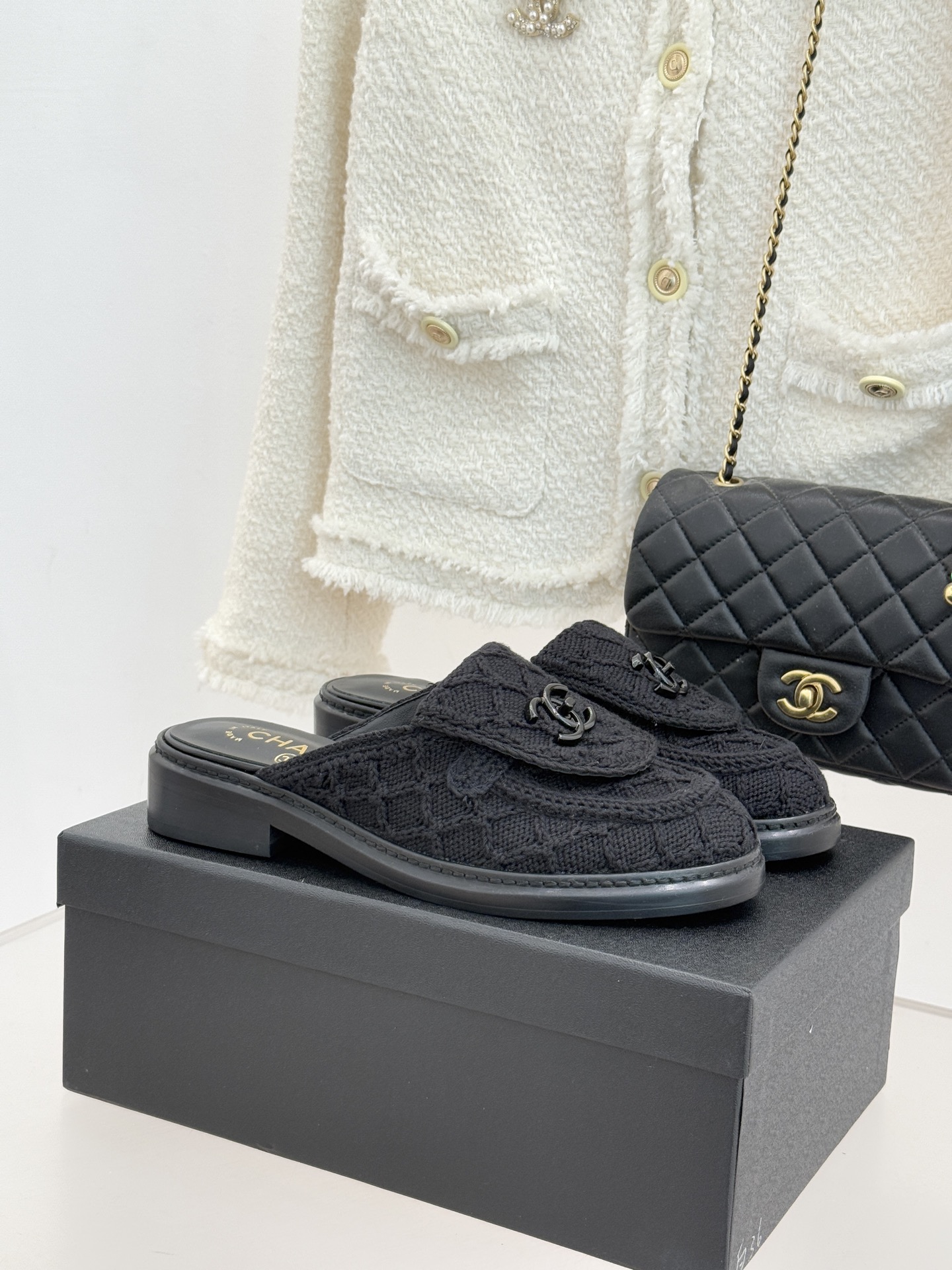 NO:726306,CHANE*｜Xiaoxiang 26P New Product Double C School Bag Buckle Flip Knitted Half Tug Inheriting the classic genes of the brand’s 11.12 handbags, this pair of half flops uses knitted texture to reshape the French style of laziness. A classic that never goes out of style and a half that you never get tired of wearing!  Paired with a clamshell double-C school bag lock design ~ Selected 3D integrated high-grade knitted fabric, soft and waxy to the touch like clouds wrapping your feet, slimming and versatile ~ very comfortable on the feet!  A hot product that highlights elegance, the small fragrance powder is a must-have!  The upper is made of original customized knitted fabric, the inner pads are made of sheepskin, and the cowhide outsole imported from Italy is size 35-39 (customized 40/41), half drag, chanel, cowhide, sheepskin19860909CHANE*｜小香26P新品双C书包扣 翻盖针织半拖 承袭品牌11.12手袋经典基因 这双半拖以针织肌理重塑法式慵懒. 经典永不过时 穿不腻的半拖！ 搭配翻盖式双C书包锁扣设计～ 甄选3D一体织高级针织面料 触感软糯如云朵包裹双脚 显瘦百搭～脚感非常舒适！ 凸显优雅的爆品 小香粉必入！ 鞋面采用原版定制针织面料 内里垫脚均为羊皮材质 意大利进口牛皮大底 size35-39（40/41定制）,半拖,chanel,cowhide,sheepskin,Women's Shoes