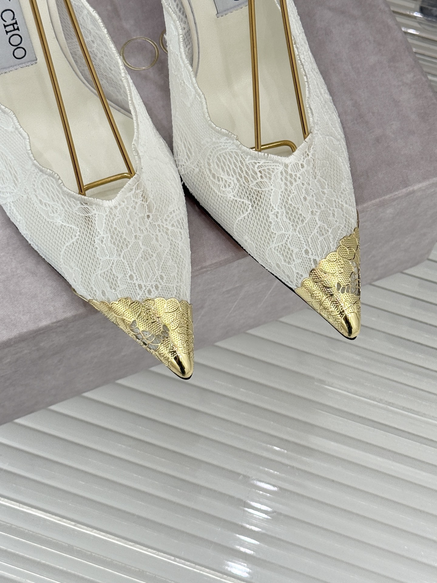 Jimmy Choo/吉米周26WF新品蕾丝金属头高跟凉鞋承袭品牌30年英伦奢雅基因这款凉鞋解锁现代女性