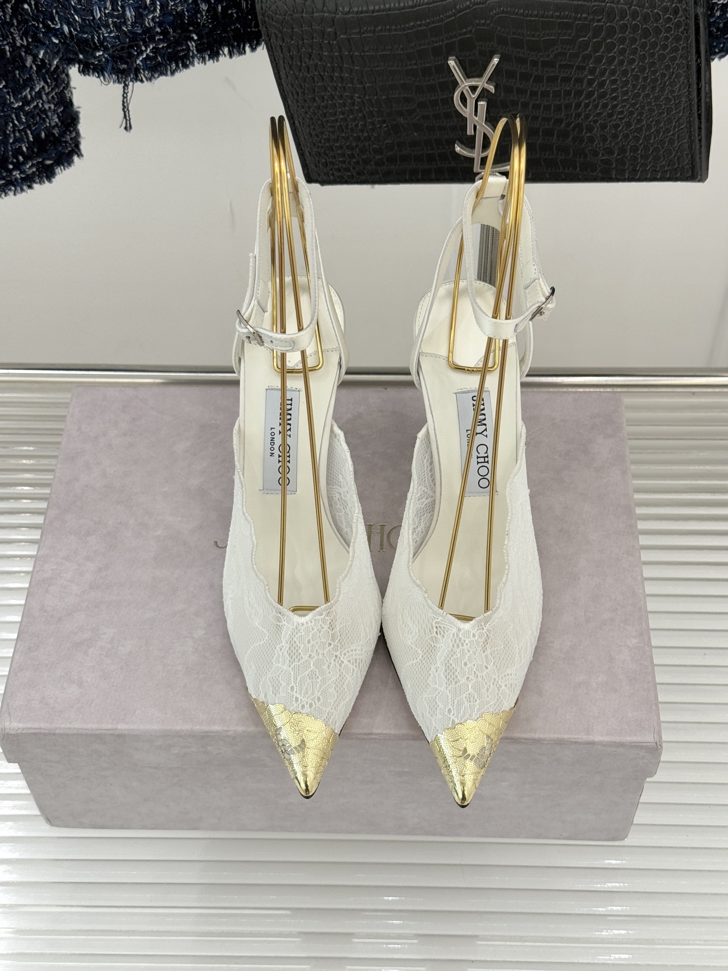 Jimmy Choo/吉米周26WF新品蕾丝金属头高跟凉鞋承袭品牌30年英伦奢雅基因这款凉鞋解锁现代女性
