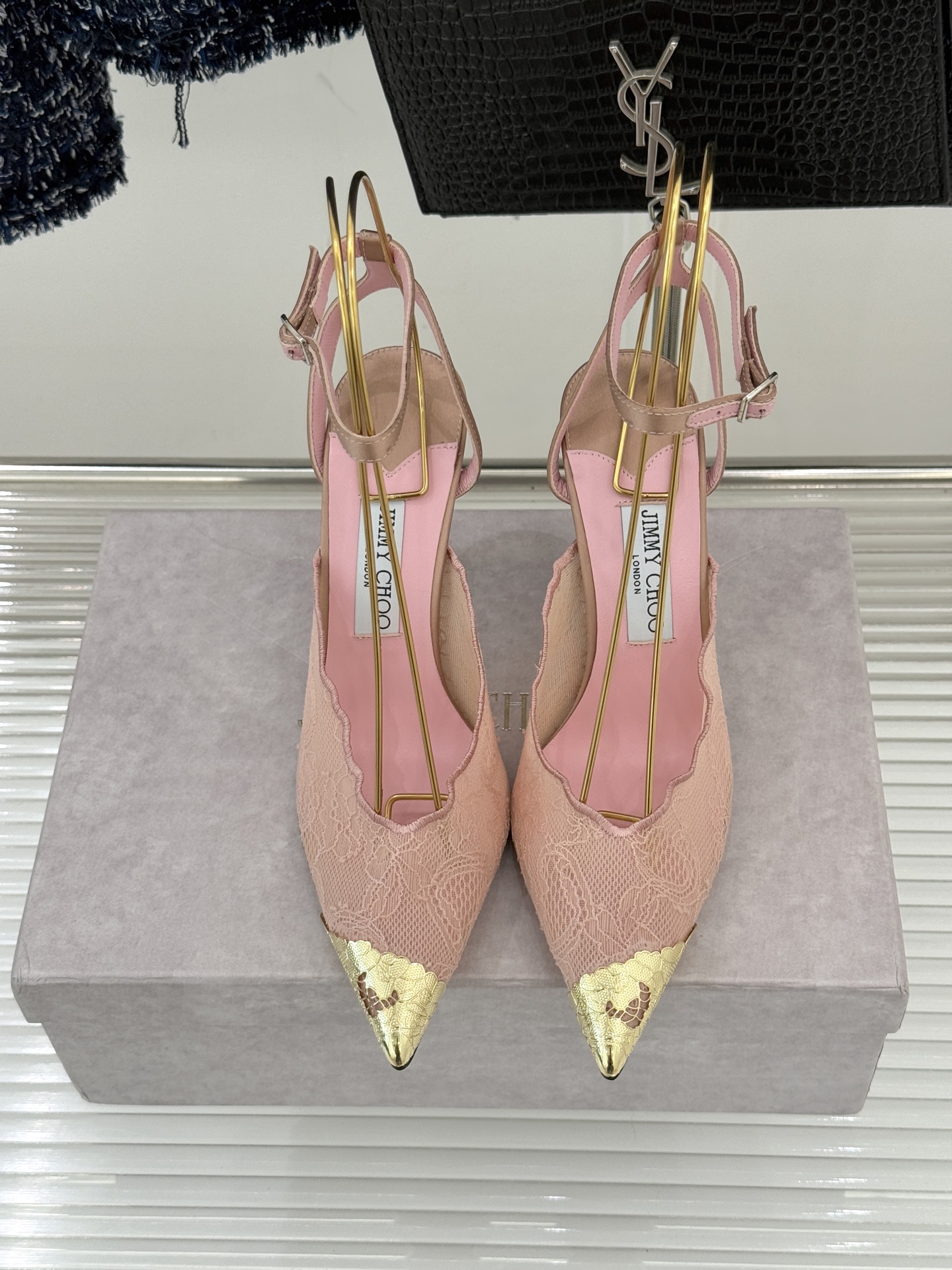 Jimmy Choo/吉米周26WF新品蕾丝金属头高跟凉鞋承袭品牌30年英伦奢雅基因这款凉鞋解锁现代女性