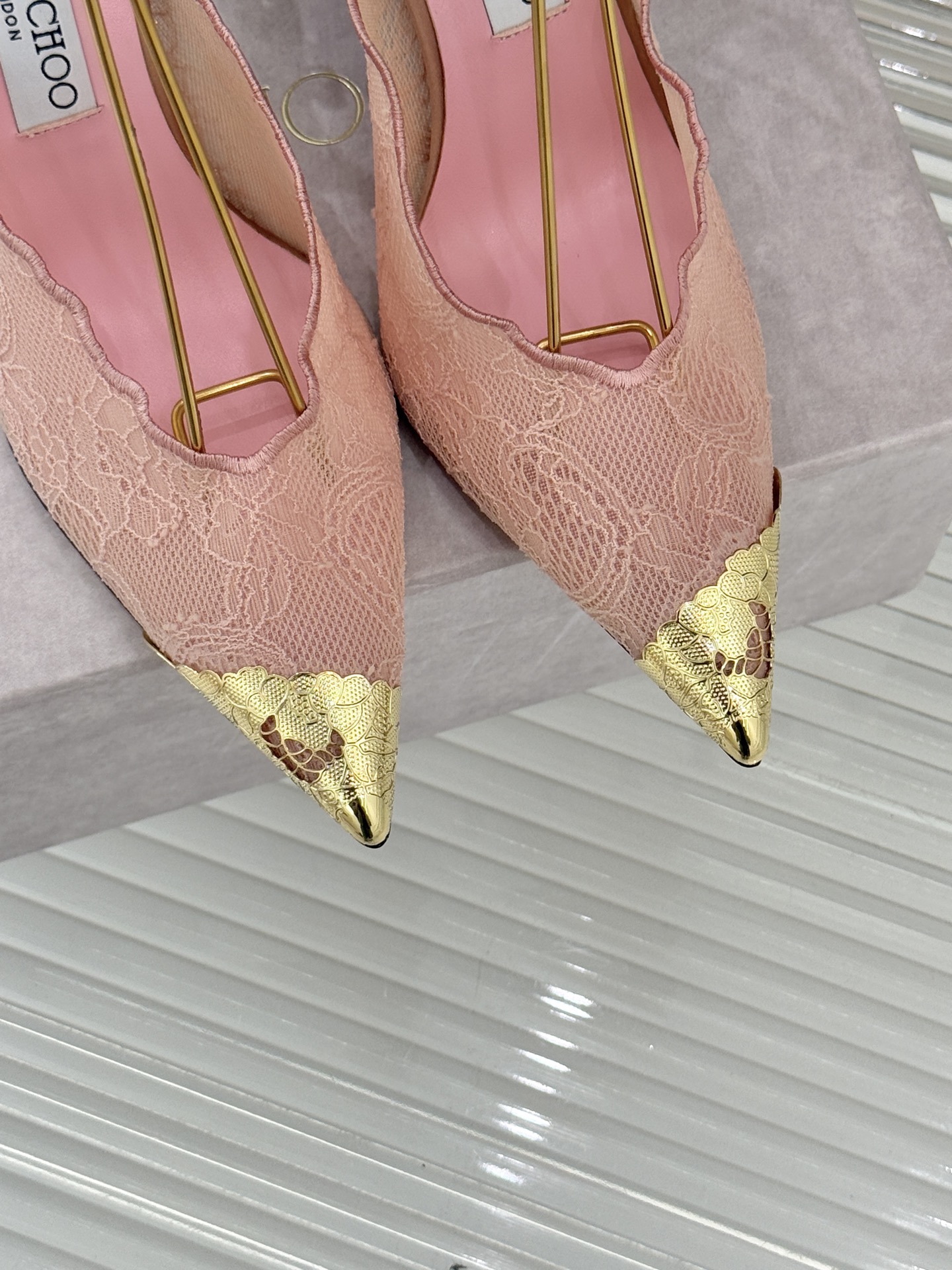 Jimmy Choo/吉米周26WF新品蕾丝金属头高跟凉鞋承袭品牌30年英伦奢雅基因这款凉鞋解锁现代女性