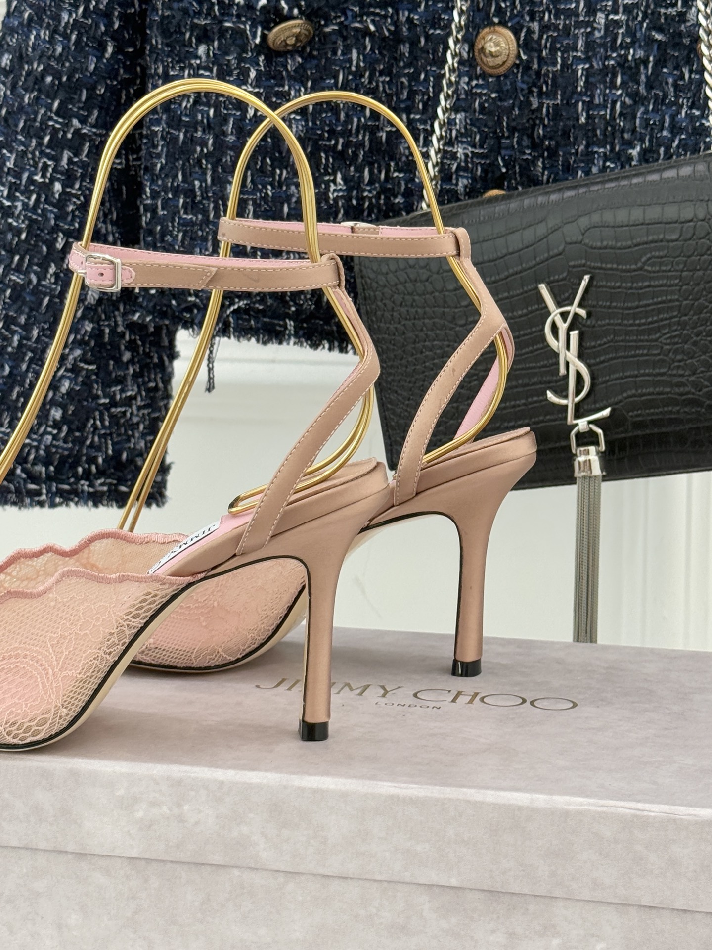 Jimmy Choo/吉米周26WF新品蕾丝金属头高跟凉鞋承袭品牌30年英伦奢雅基因这款凉鞋解锁现代女性