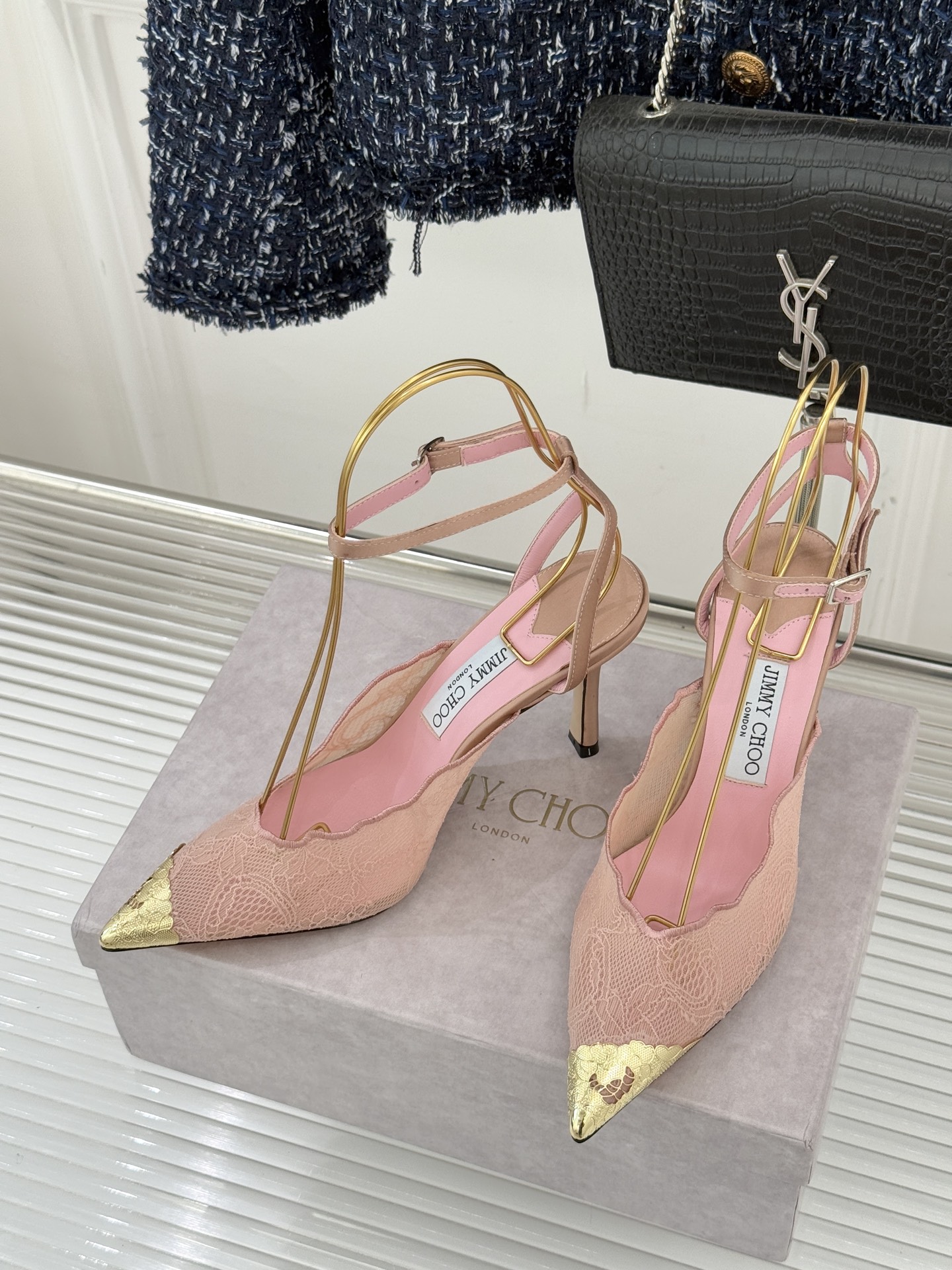 Jimmy Choo/吉米周26WF新品蕾丝金属头高跟凉鞋承袭品牌30年英伦奢雅基因这款凉鞋解锁现代女性