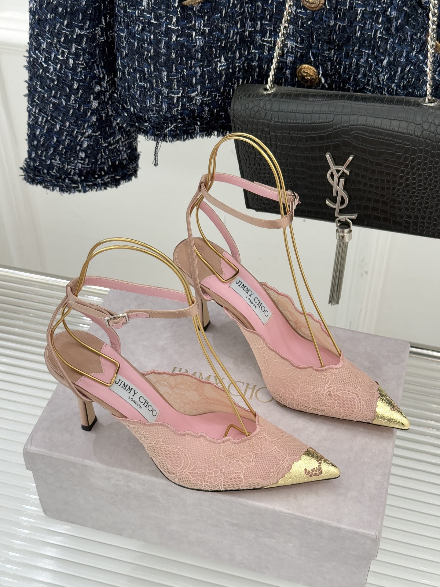 Jimmy Choo/吉米周26WF新品蕾丝金属头高跟凉鞋承袭品牌30年英伦奢雅基因这款凉鞋解锁现代女性