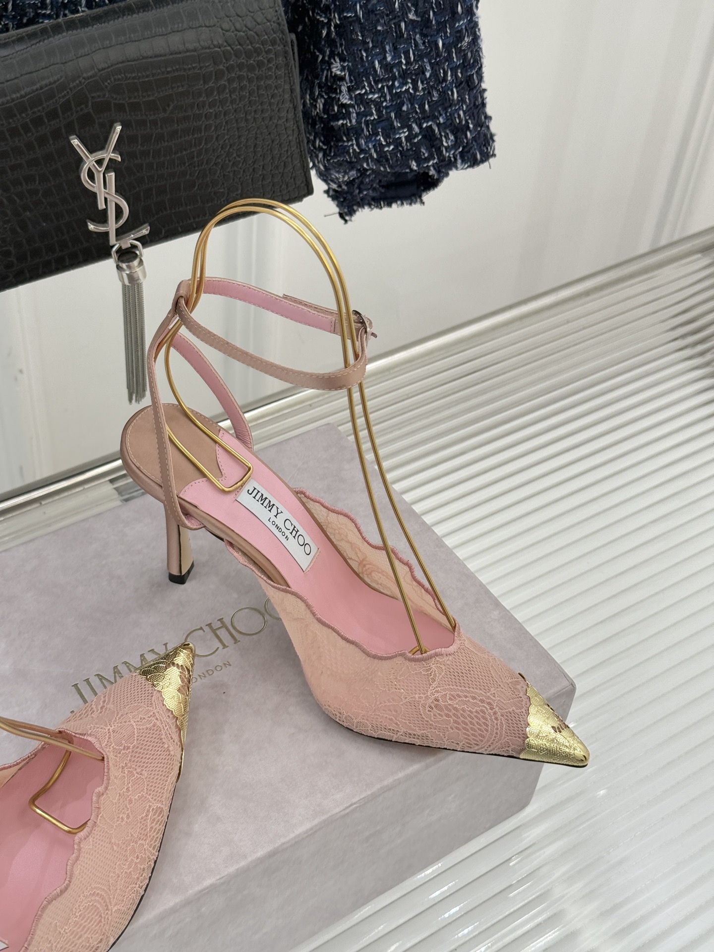 Jimmy Choo/吉米周26WF新品蕾丝金属头高跟凉鞋承袭品牌30年英伦奢雅基因这款凉鞋解锁现代女性