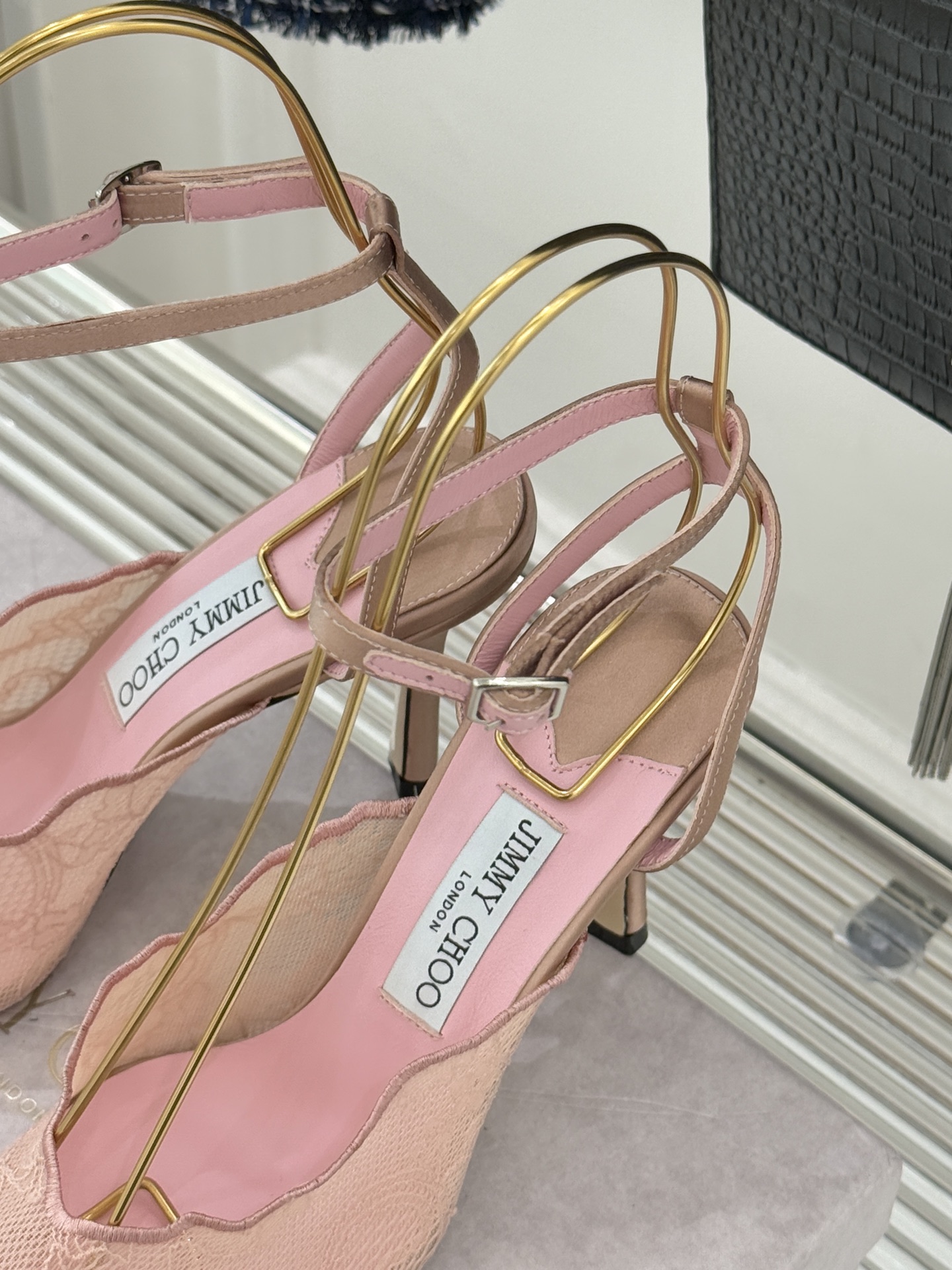 Jimmy Choo/吉米周26WF新品蕾丝金属头高跟凉鞋承袭品牌30年英伦奢雅基因这款凉鞋解锁现代女性