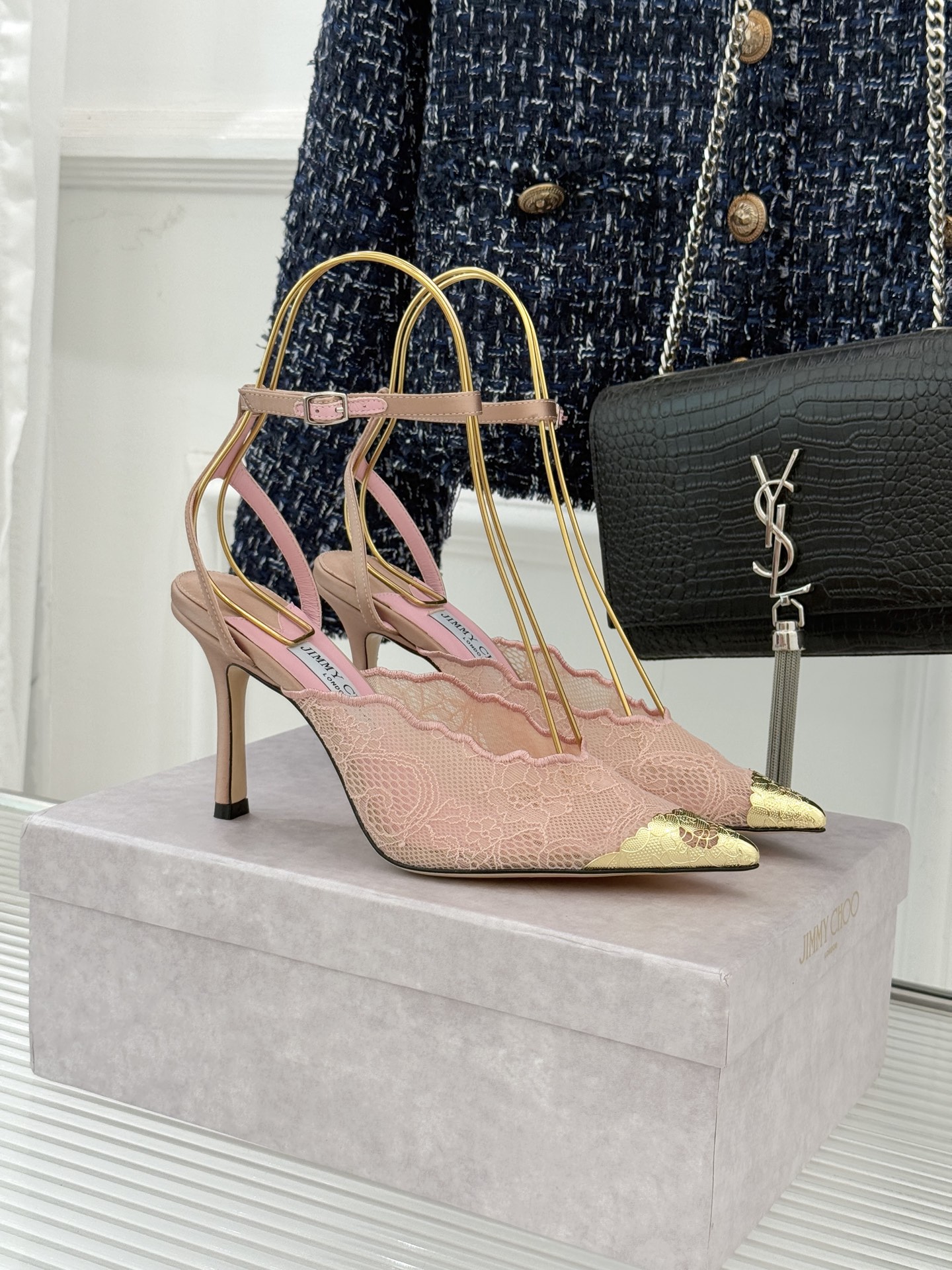 Jimmy Choo/吉米周26WF新品蕾丝金属头高跟凉鞋承袭品牌30年英伦奢雅基因这款凉鞋解锁现代女性