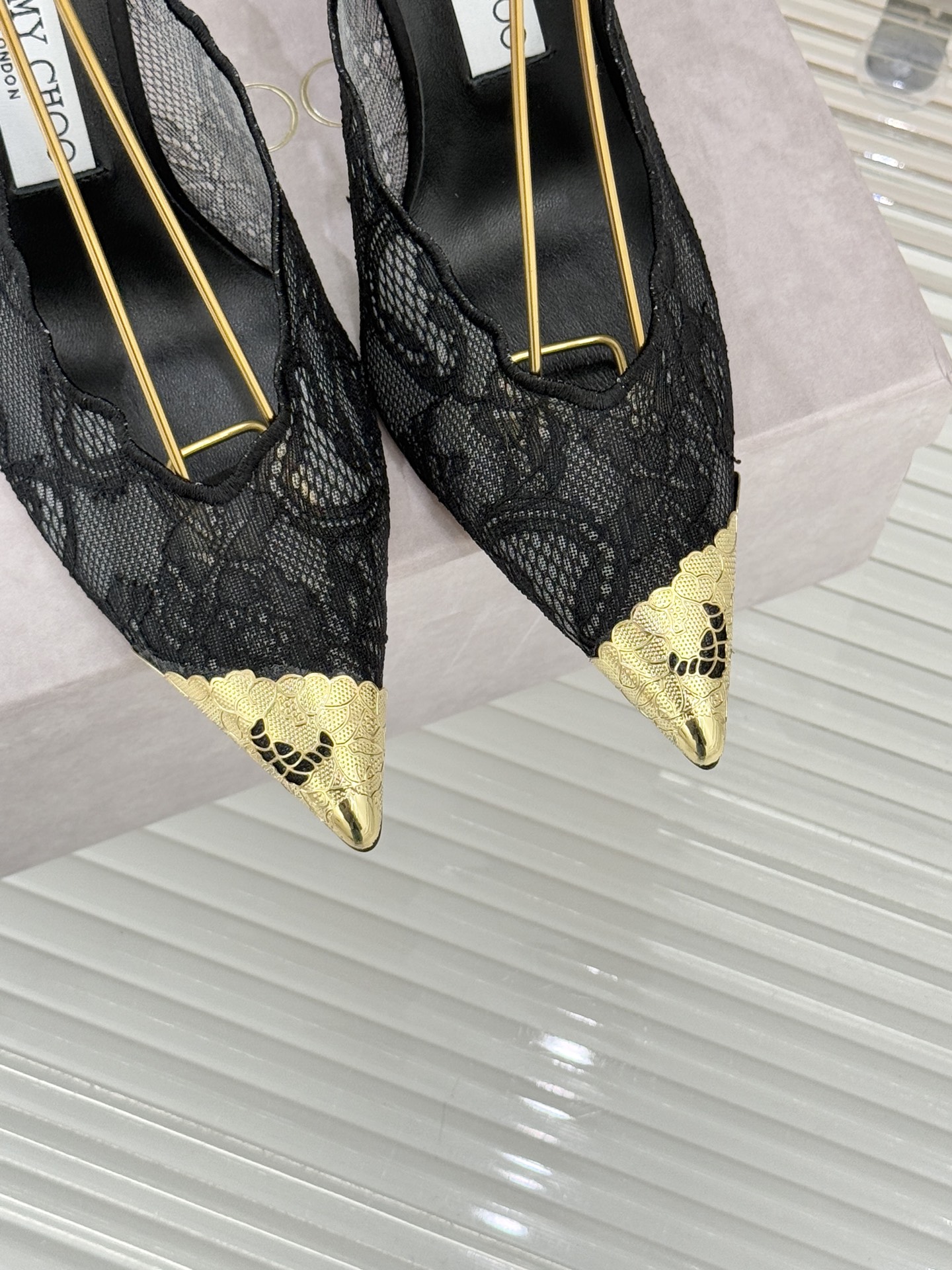 Jimmy Choo/吉米周26WF新品蕾丝金属头高跟凉鞋承袭品牌30年英伦奢雅基因这款凉鞋解锁现代女性