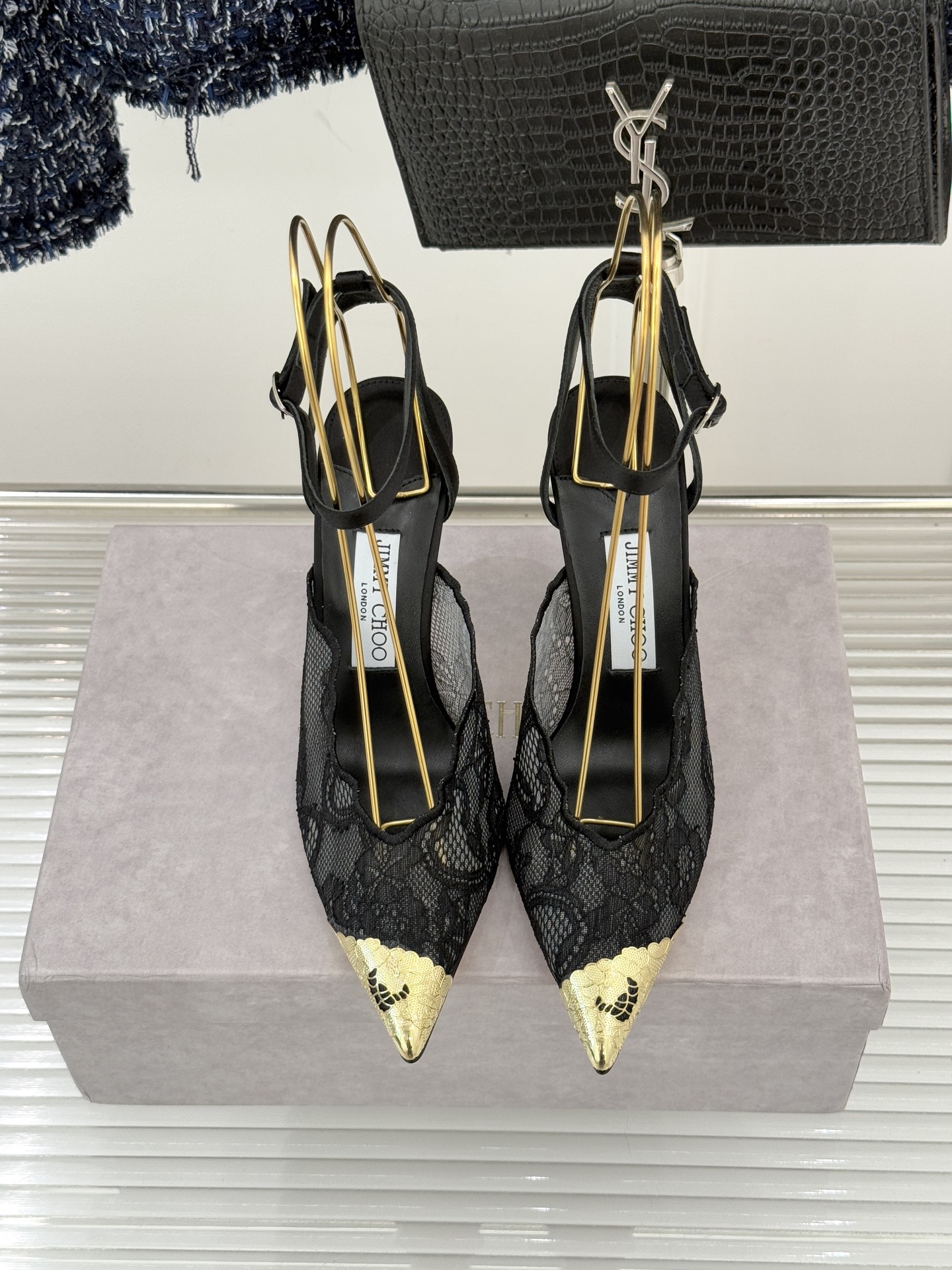 Jimmy Choo/吉米周26WF新品蕾丝金属头高跟凉鞋承袭品牌30年英伦奢雅基因这款凉鞋解锁现代女性