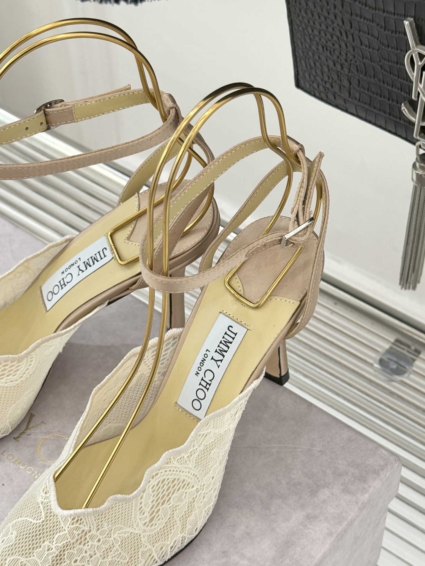 Jimmy Choo/吉米周26WF新品蕾丝金属头高跟凉鞋承袭品牌30年英伦奢雅基因这款凉鞋解锁现代女性