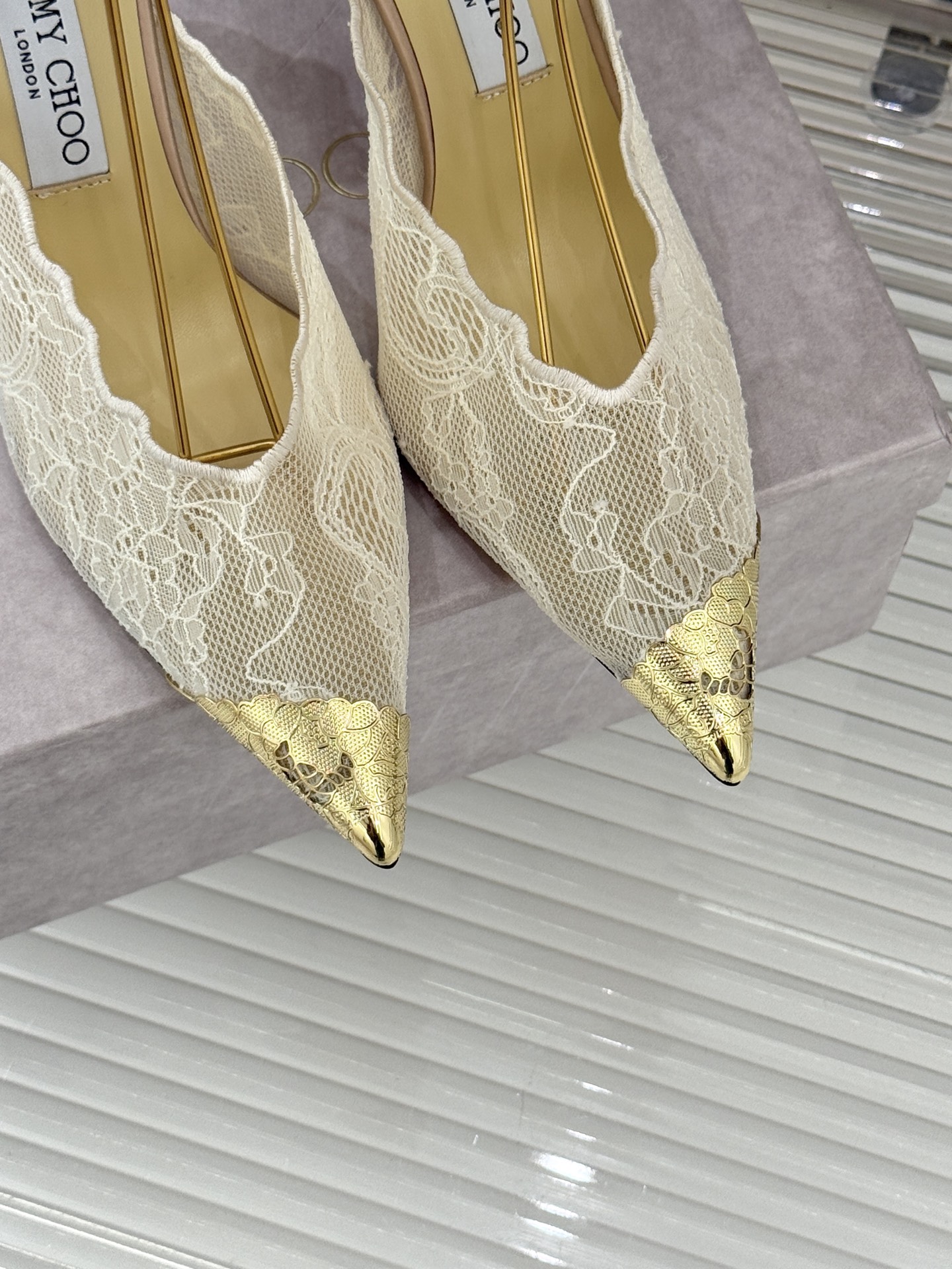 Jimmy Choo/吉米周26WF新品蕾丝金属头高跟凉鞋承袭品牌30年英伦奢雅基因这款凉鞋解锁现代女性