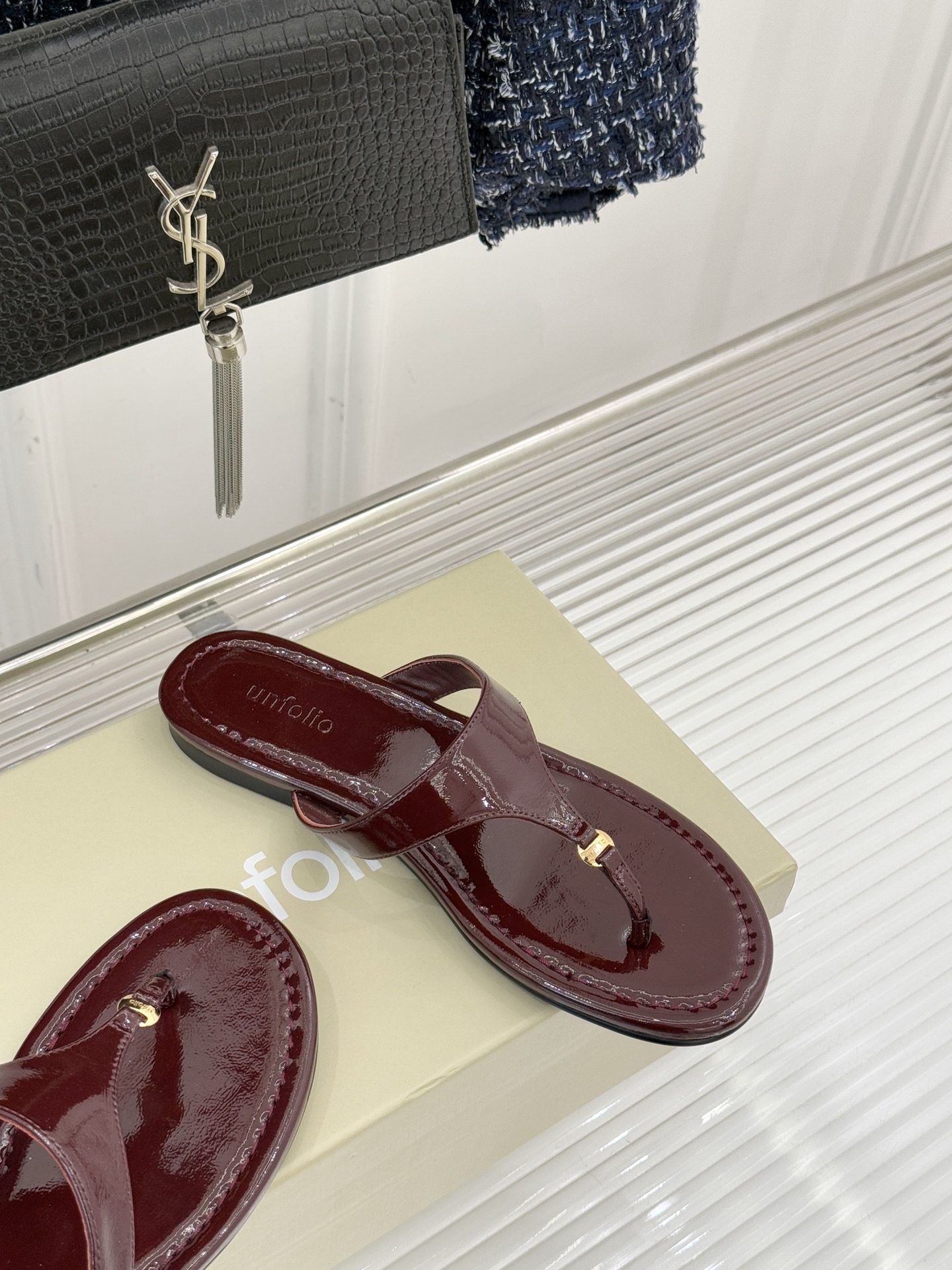 Unfolio26WF春夏新品金属扣夹脚人字拖鞋地中海浪漫与都市松弛感的完美交融这双人字拖解锁轻奢日常美