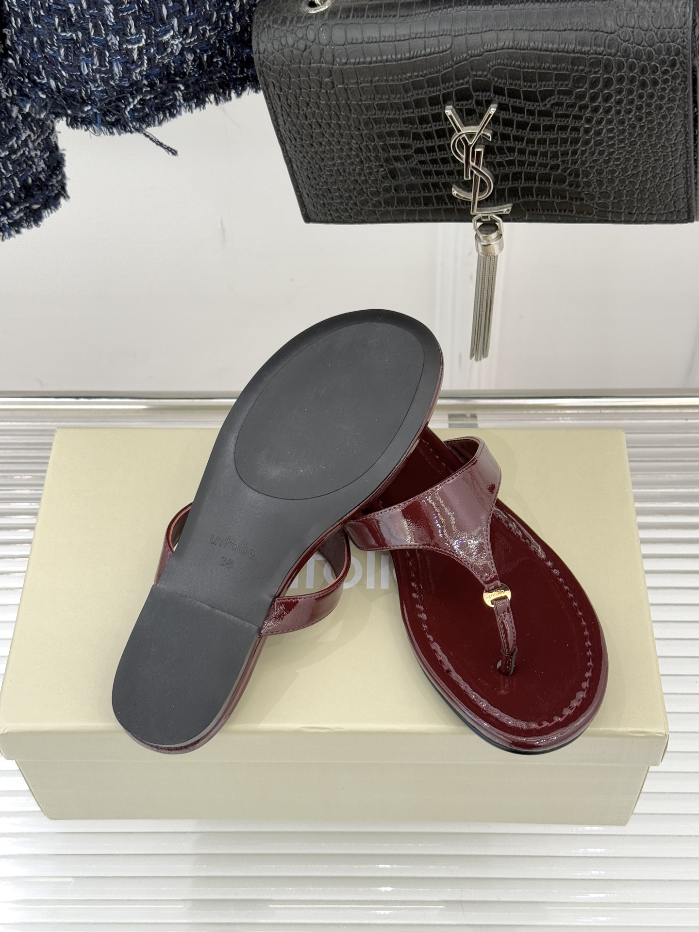 Unfolio26WF春夏新品金属扣夹脚人字拖鞋地中海浪漫与都市松弛感的完美交融这双人字拖解锁轻奢日常美