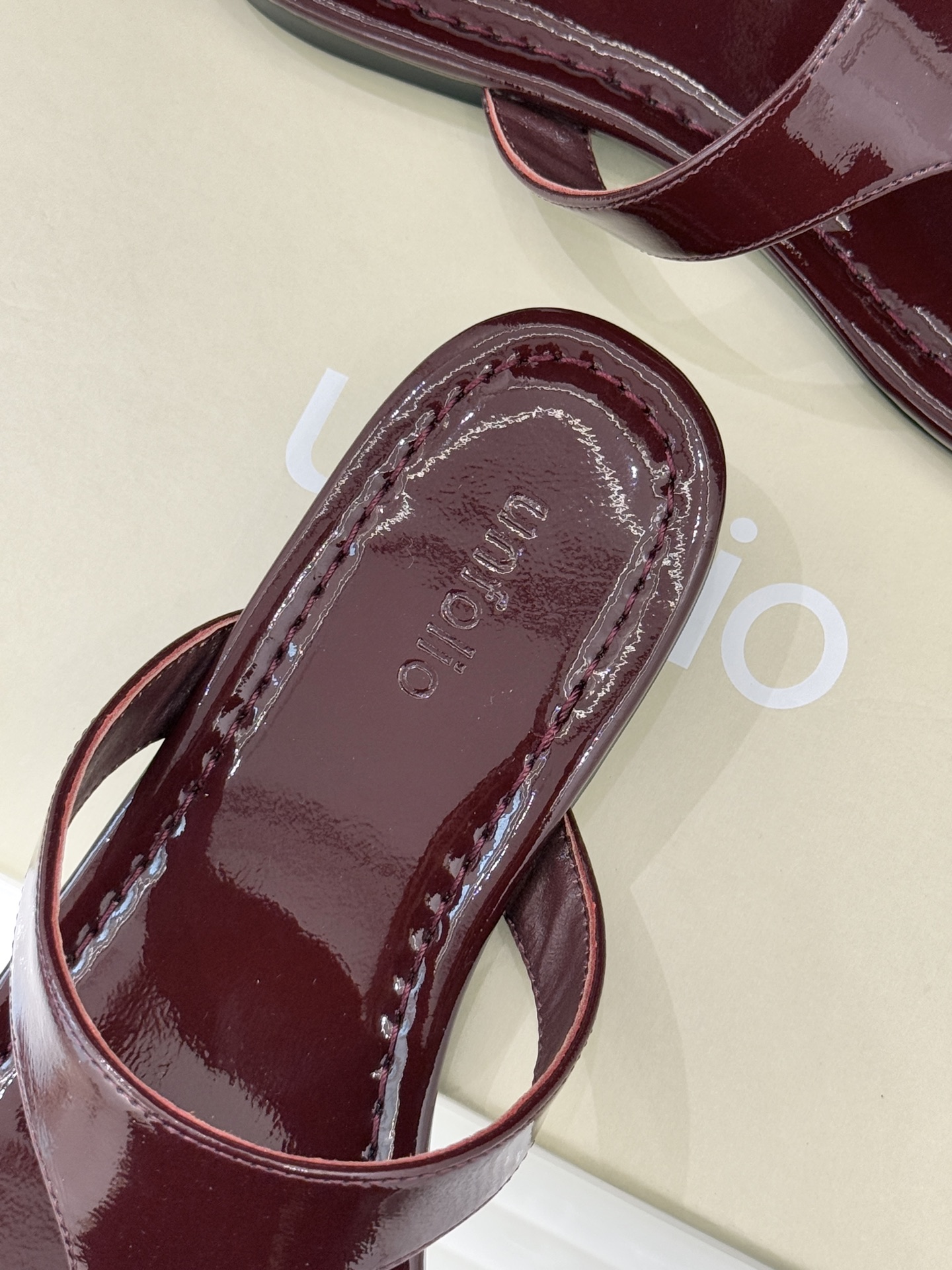 Unfolio26WF春夏新品金属扣夹脚人字拖鞋地中海浪漫与都市松弛感的完美交融这双人字拖解锁轻奢日常美