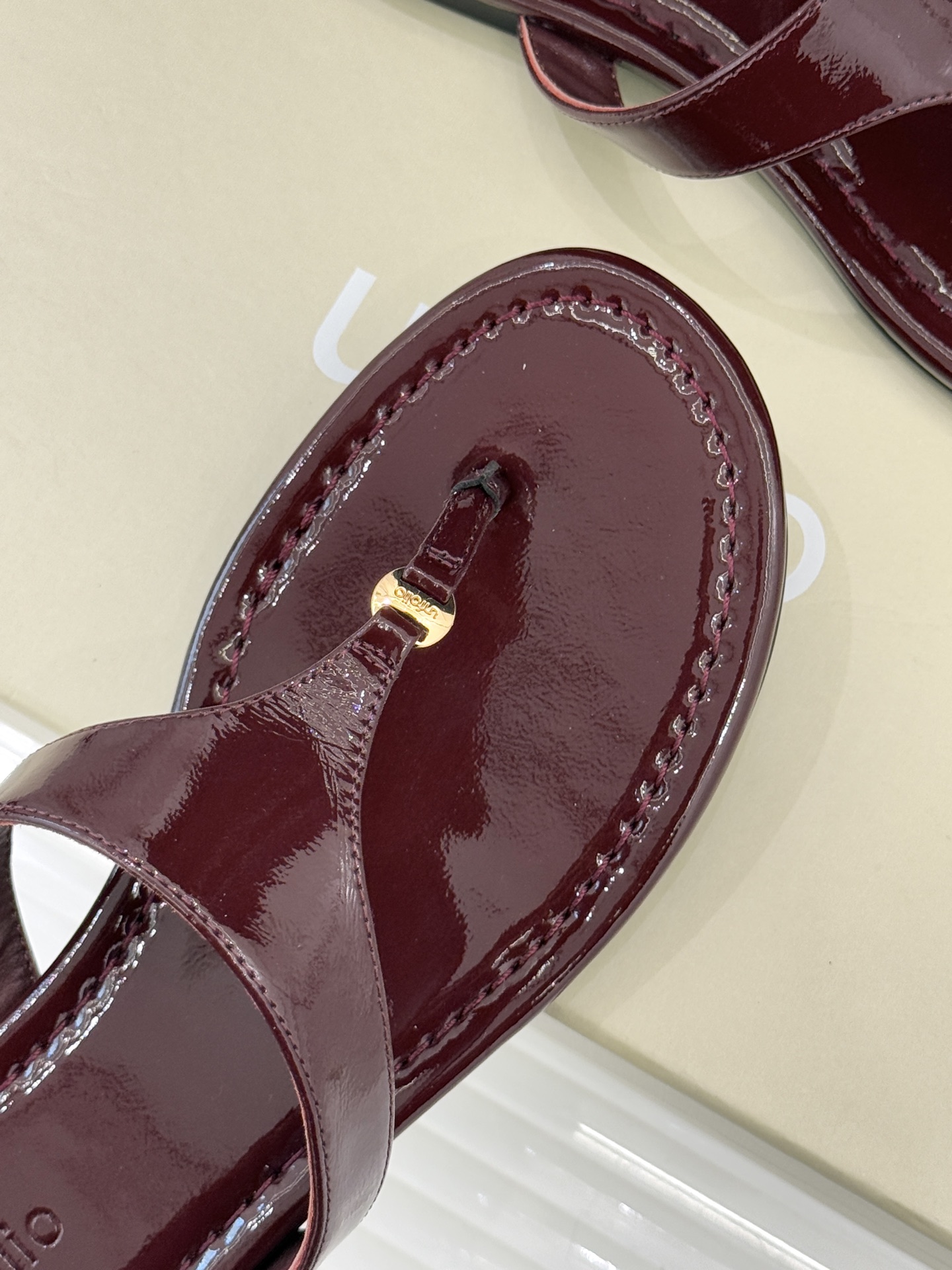 Unfolio26WF春夏新品金属扣夹脚人字拖鞋地中海浪漫与都市松弛感的完美交融这双人字拖解锁轻奢日常美