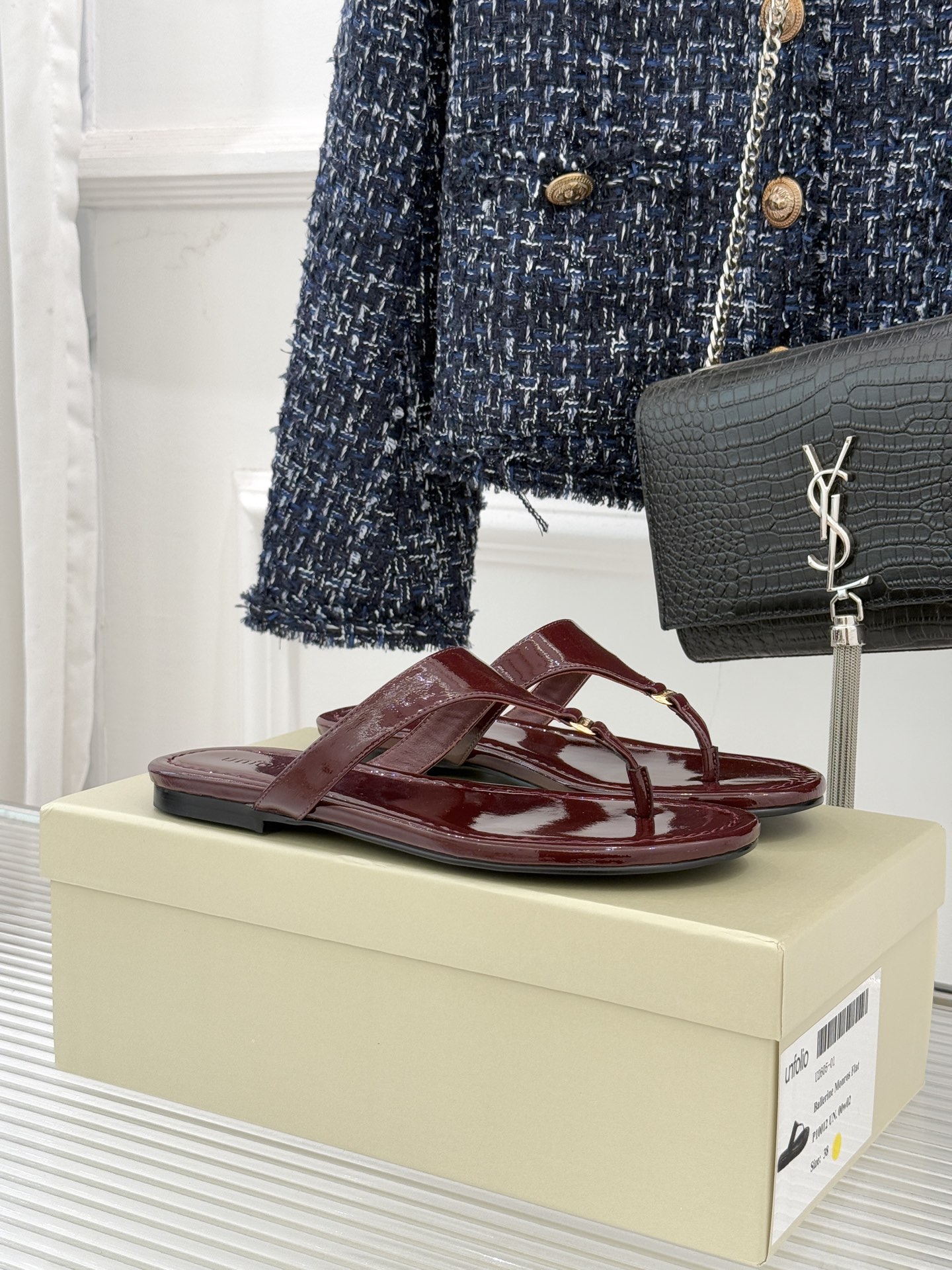 Unfolio26WF春夏新品金属扣夹脚人字拖鞋地中海浪漫与都市松弛感的完美交融这双人字拖解锁轻奢日常美