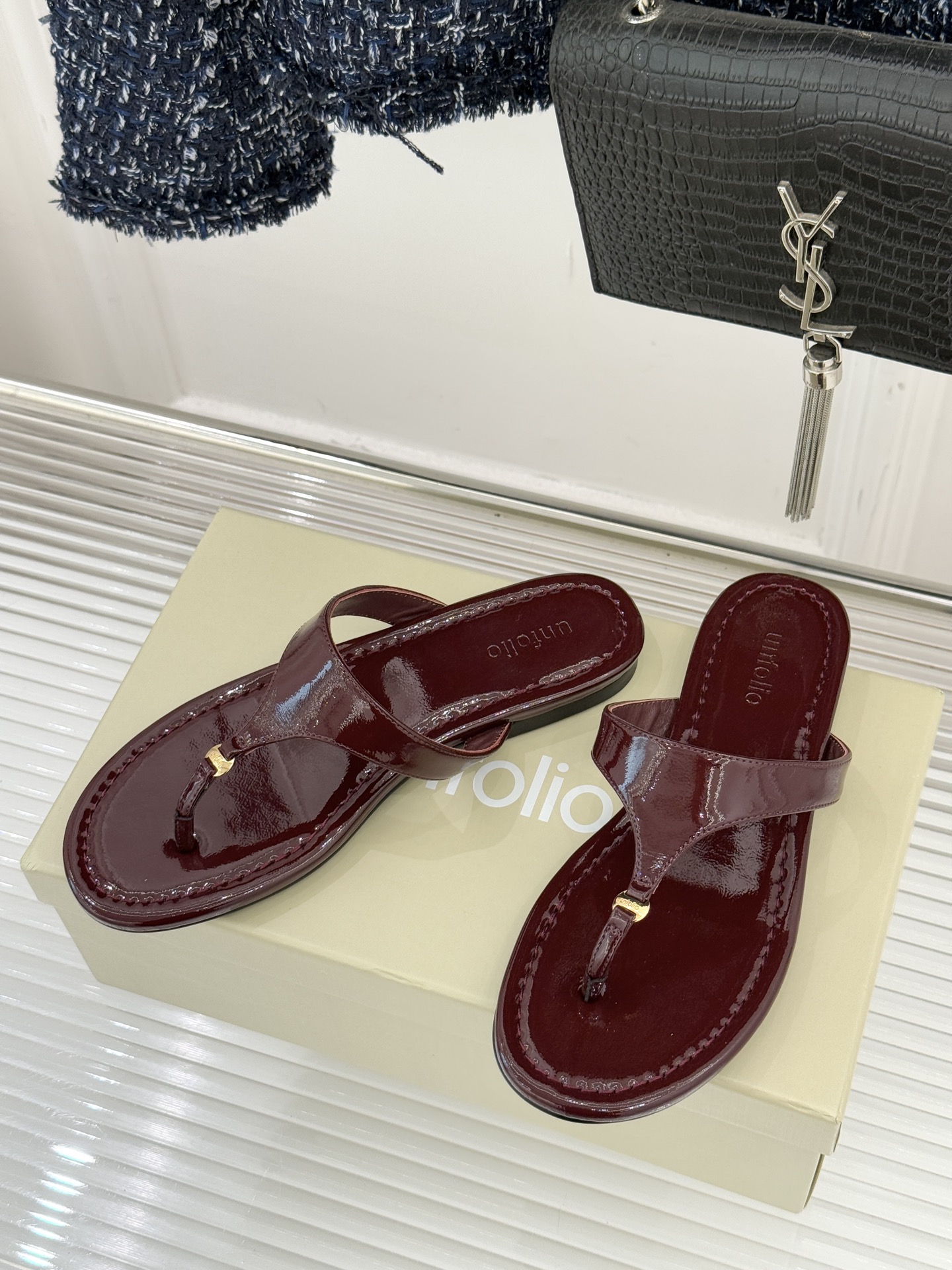 Unfolio26WF春夏新品金属扣夹脚人字拖鞋地中海浪漫与都市松弛感的完美交融这双人字拖解锁轻奢日常美