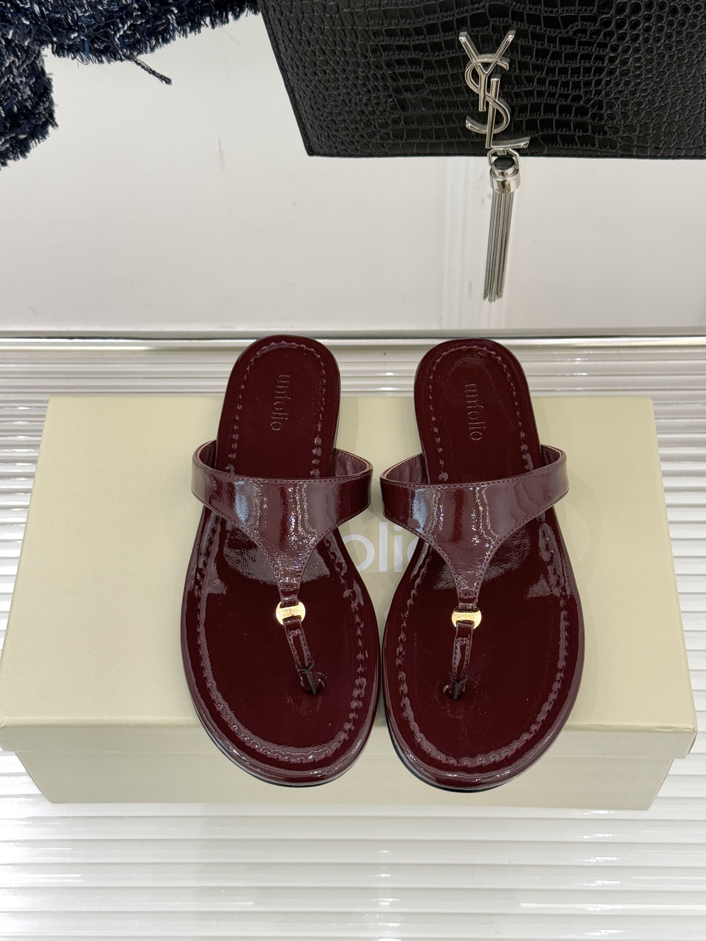 Unfolio26WF春夏新品金属扣夹脚人字拖鞋地中海浪漫与都市松弛感的完美交融这双人字拖解锁轻奢日常美