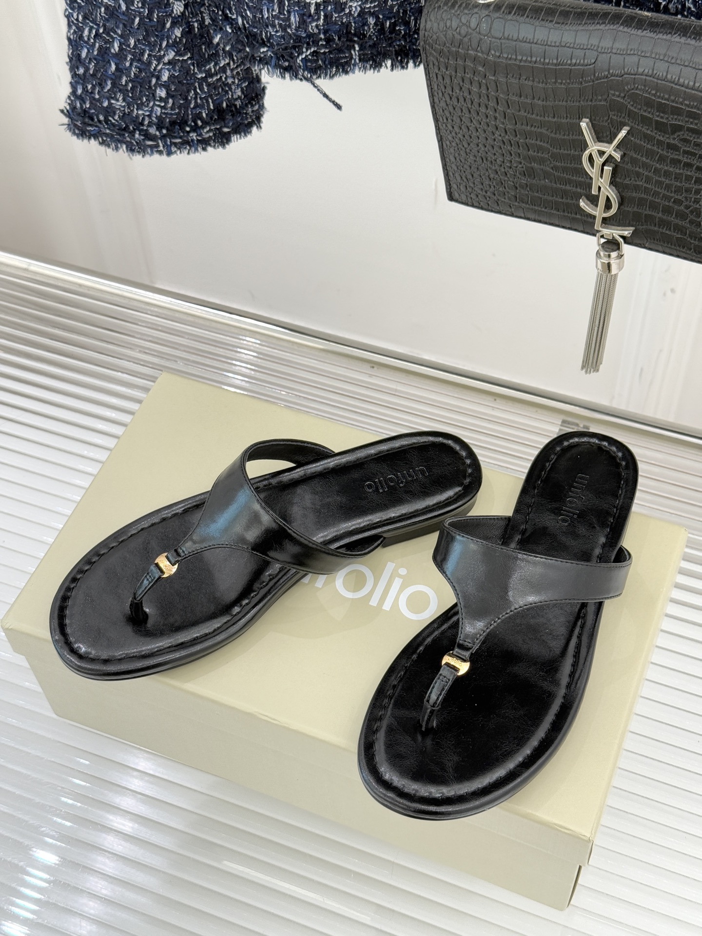 Unfolio26WF春夏新品金属扣夹脚人字拖鞋地中海浪漫与都市松弛感的完美交融这双人字拖解锁轻奢日常美