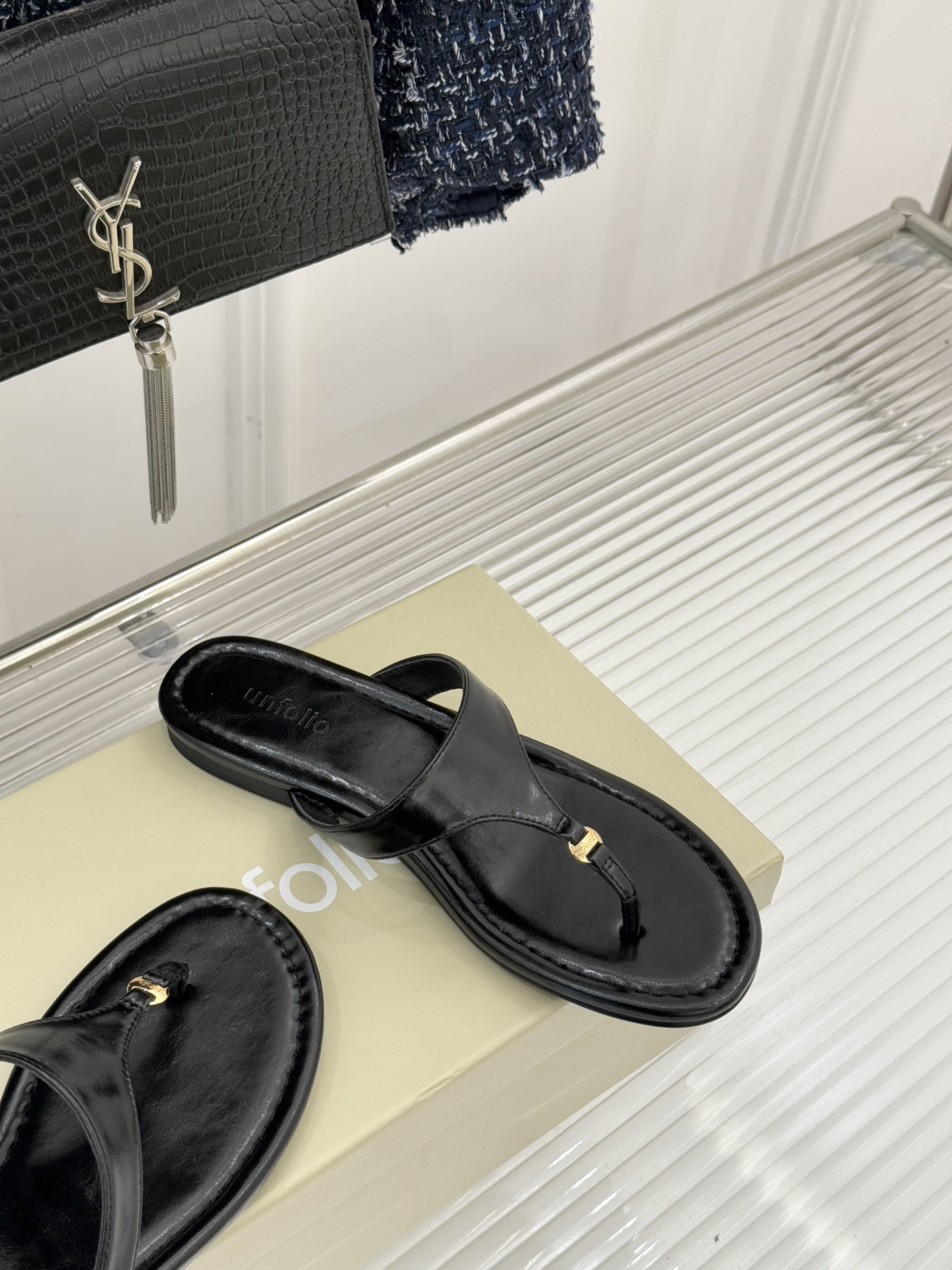 Unfolio26WF春夏新品金属扣夹脚人字拖鞋地中海浪漫与都市松弛感的完美交融这双人字拖解锁轻奢日常美