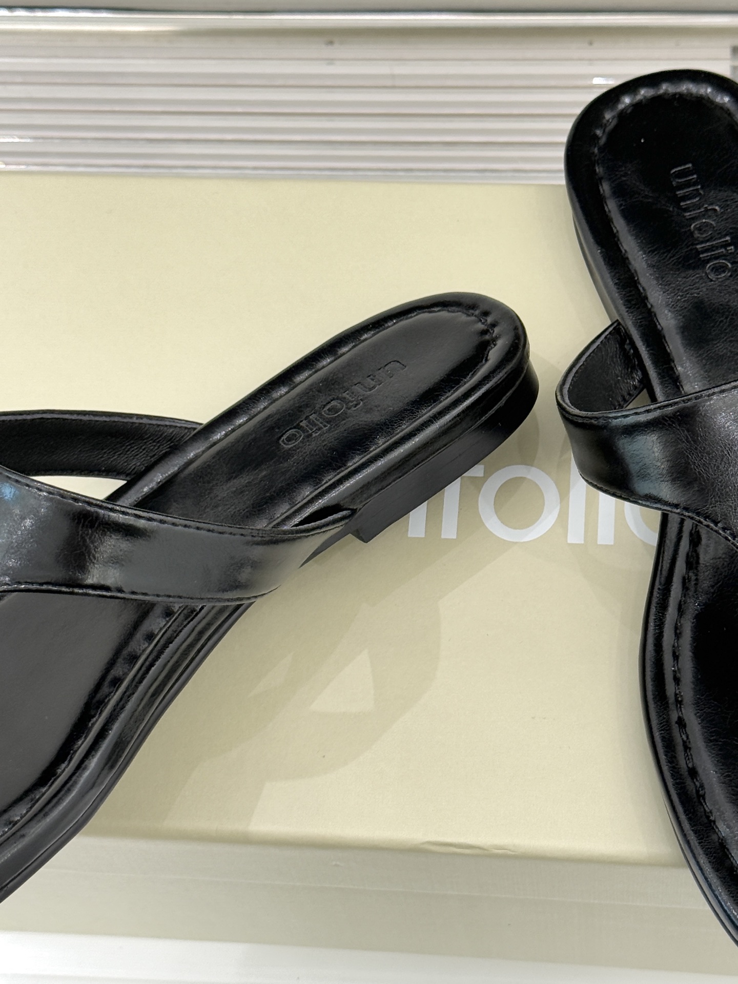 Unfolio26WF春夏新品金属扣夹脚人字拖鞋地中海浪漫与都市松弛感的完美交融这双人字拖解锁轻奢日常美