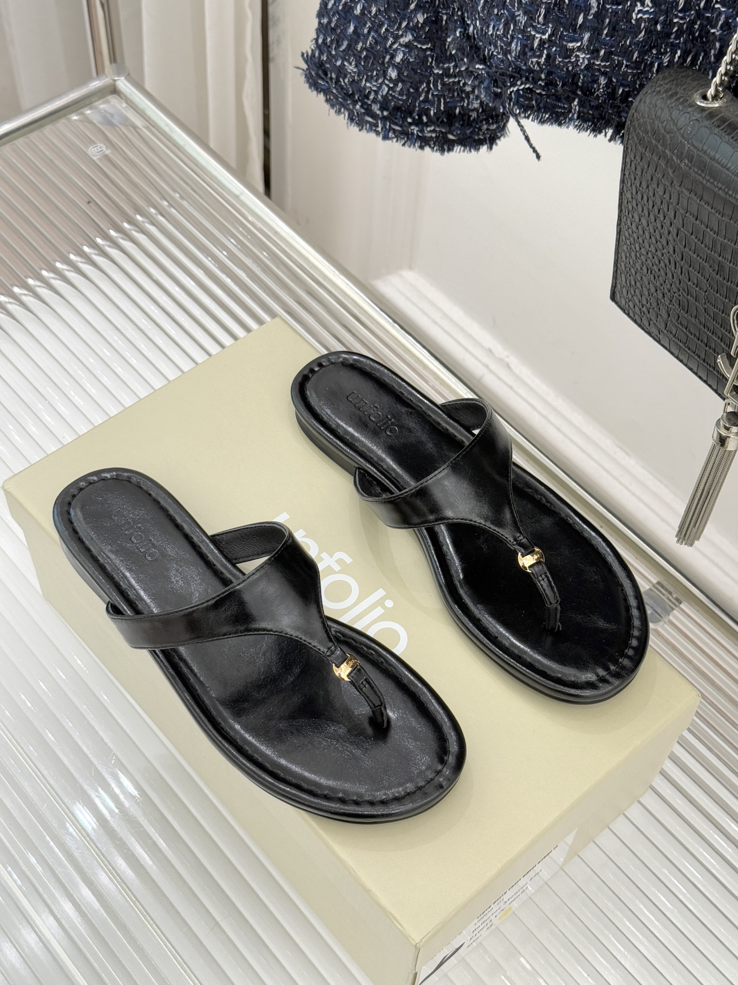 Unfolio26WF春夏新品金属扣夹脚人字拖鞋地中海浪漫与都市松弛感的完美交融这双人字拖解锁轻奢日常美