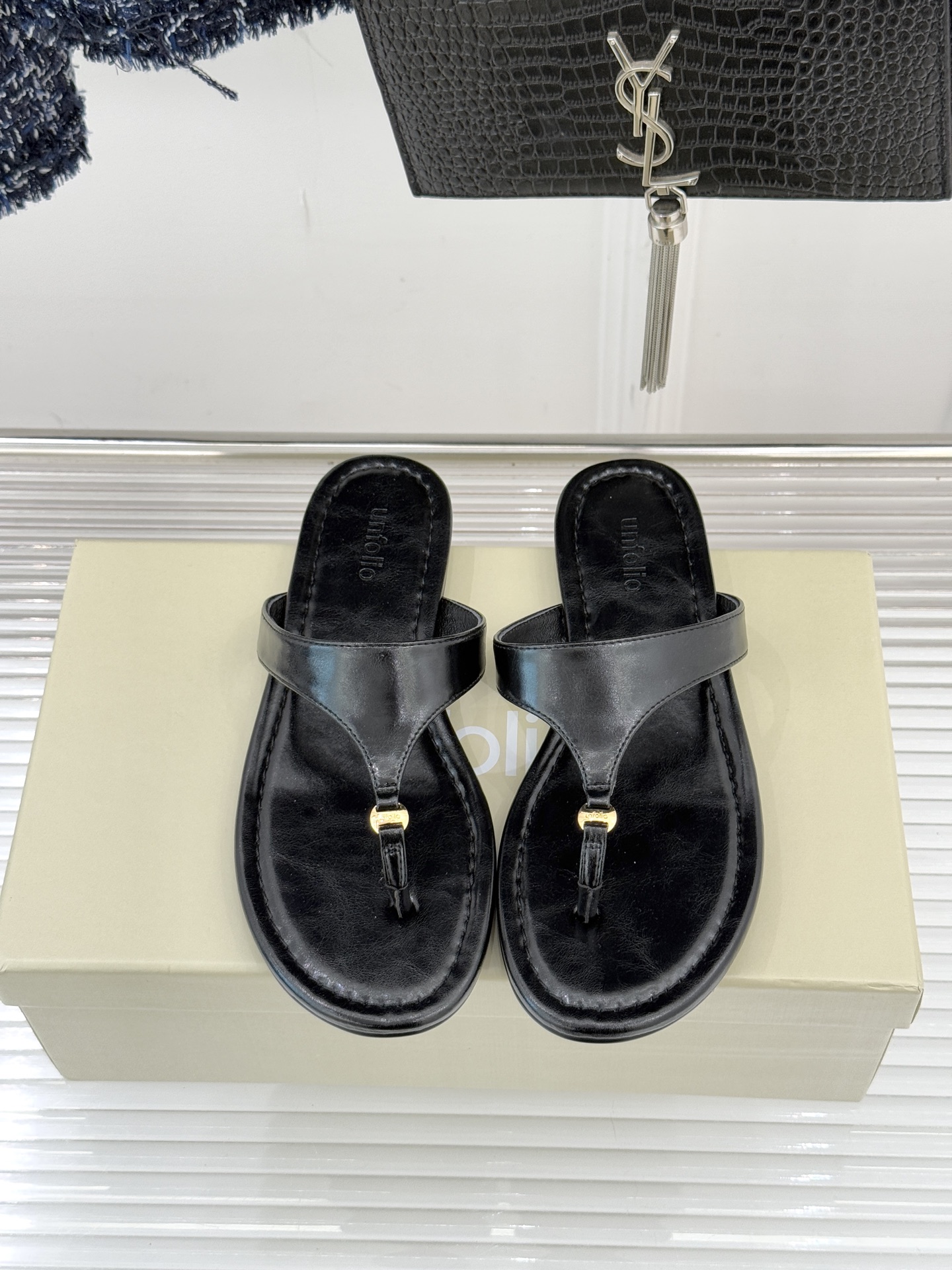 Unfolio26WF春夏新品金属扣夹脚人字拖鞋地中海浪漫与都市松弛感的完美交融这双人字拖解锁轻奢日常美