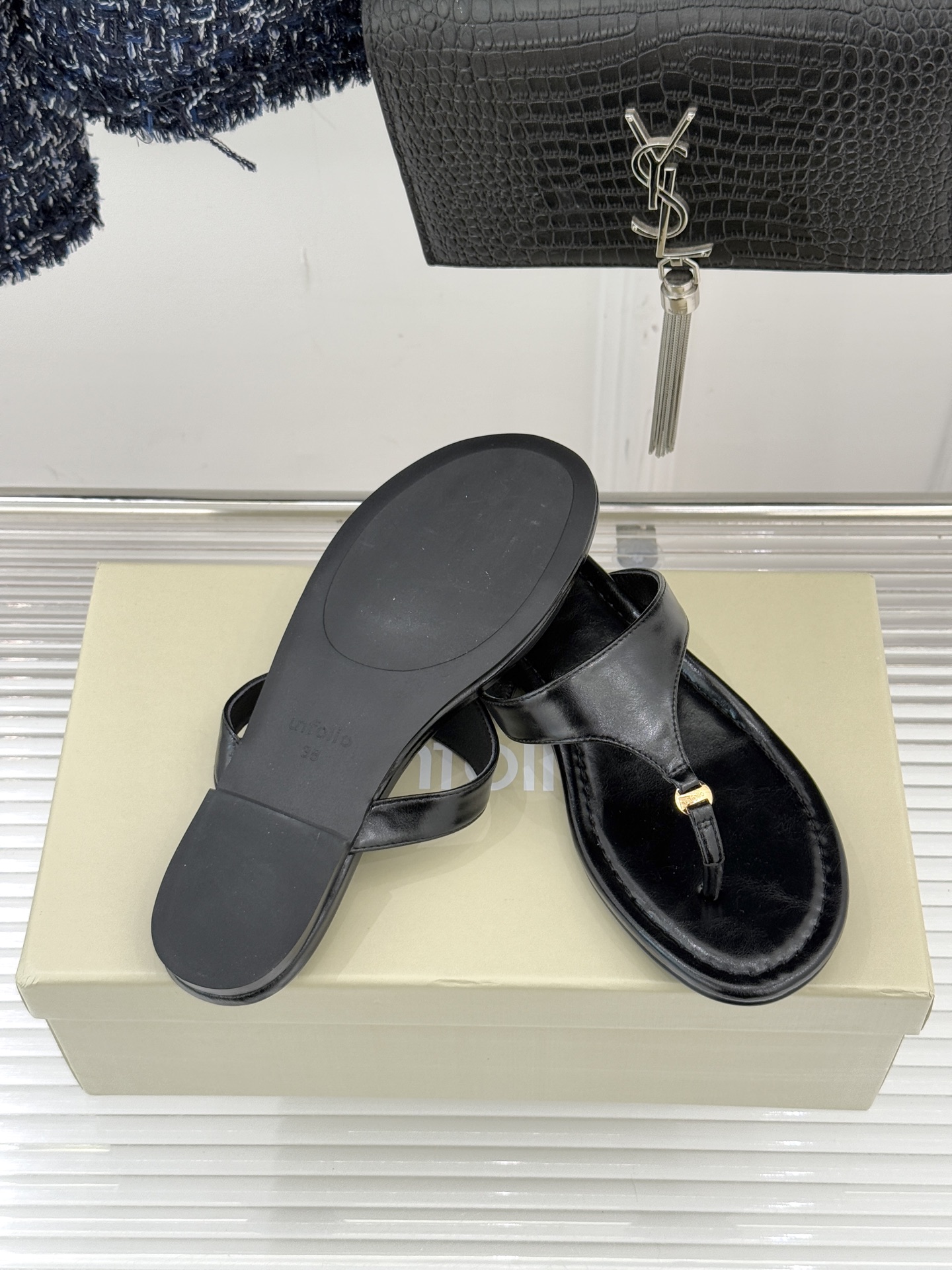 Unfolio26WF春夏新品金属扣夹脚人字拖鞋地中海浪漫与都市松弛感的完美交融这双人字拖解锁轻奢日常美