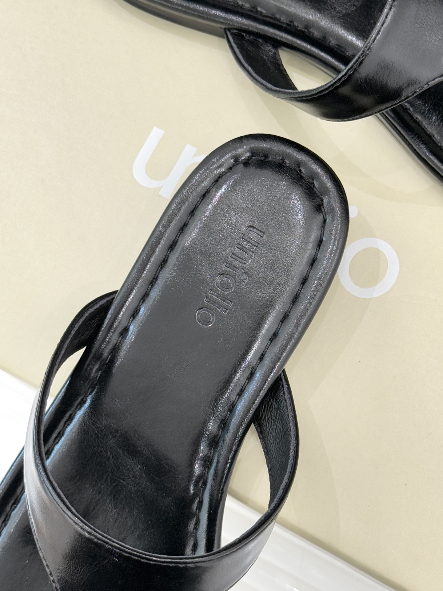 Unfolio26WF春夏新品金属扣夹脚人字拖鞋地中海浪漫与都市松弛感的完美交融这双人字拖解锁轻奢日常美